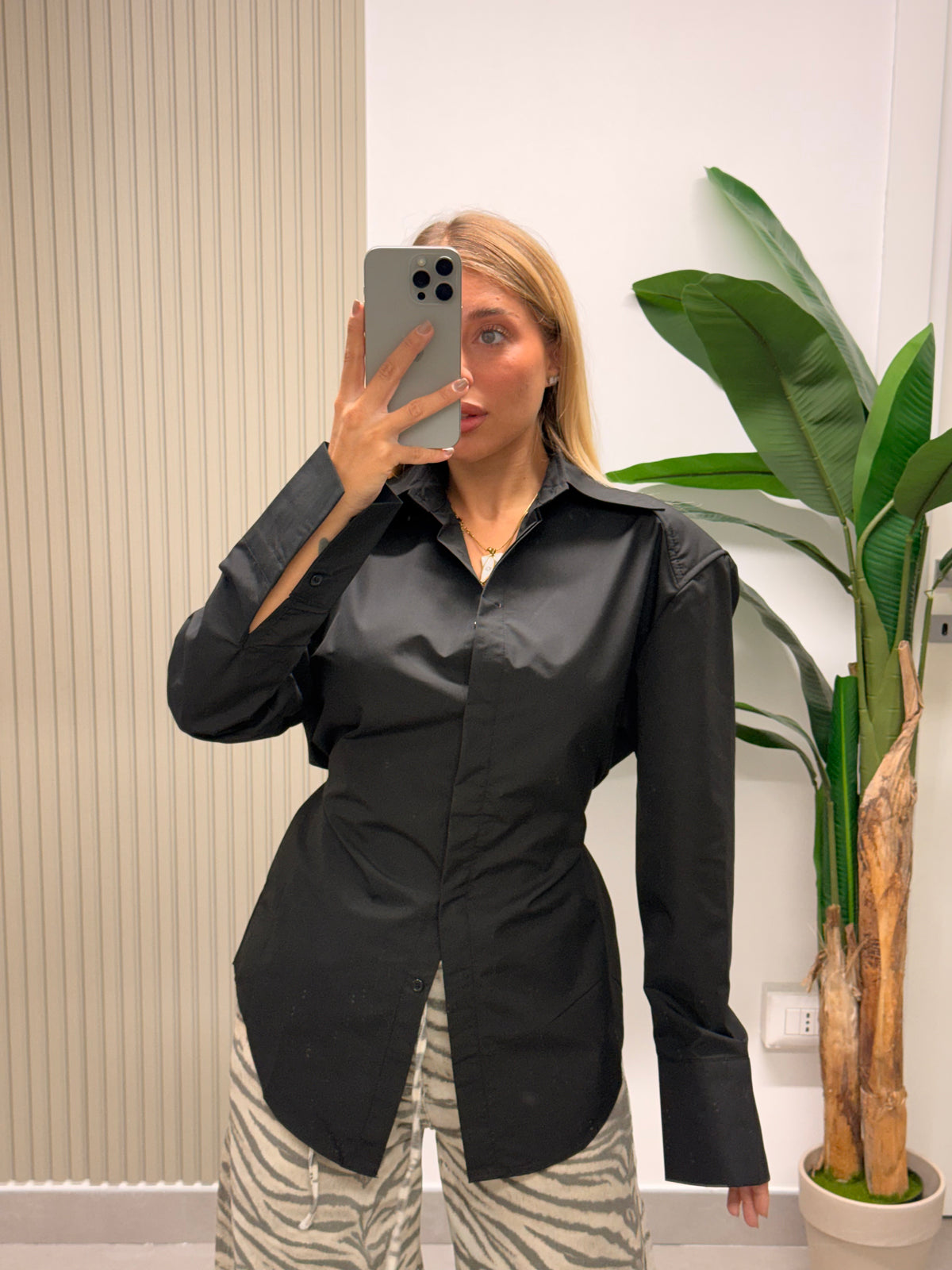 CAMICIA AVVITATA CON SPALLINE NERA