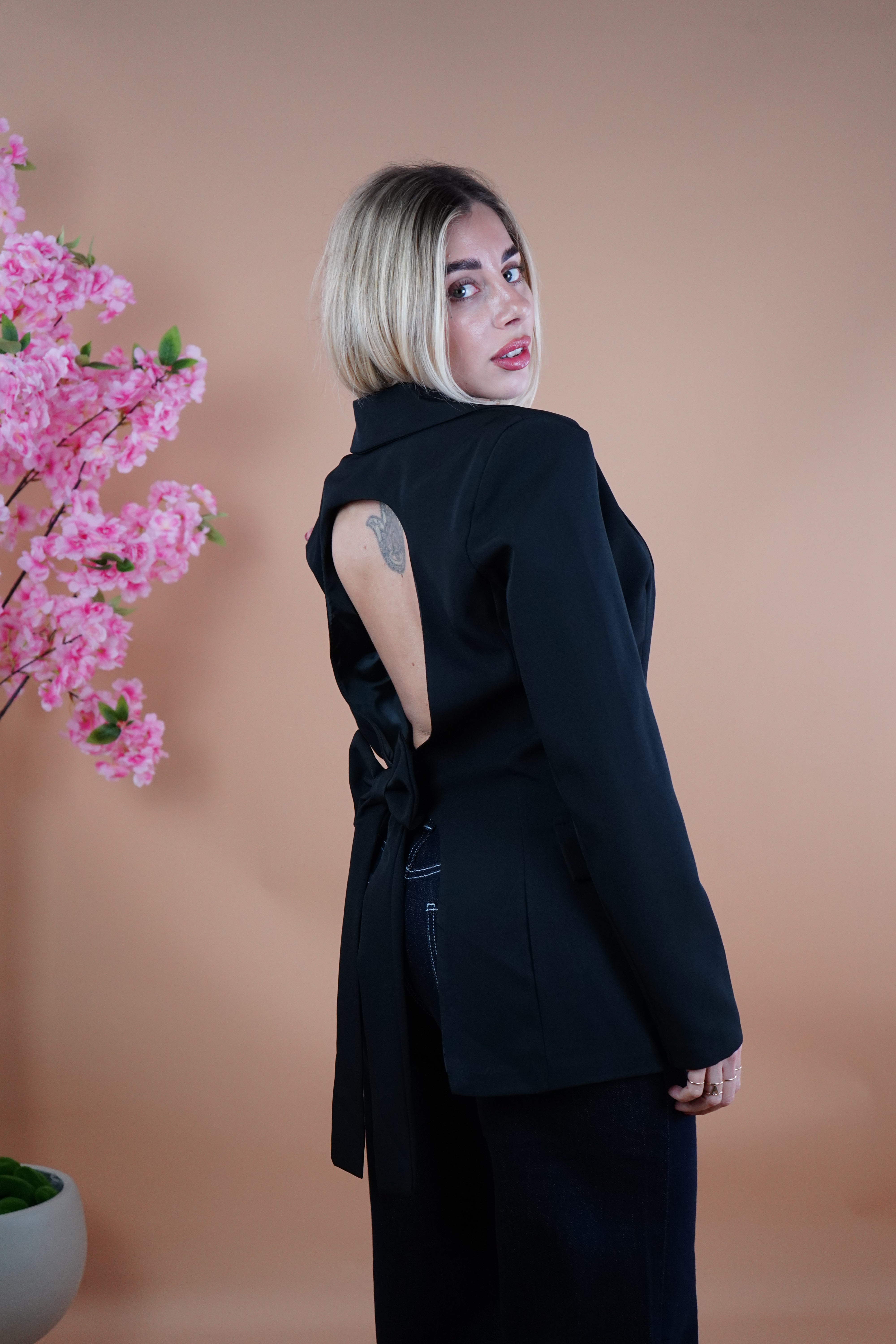 BLAZER SCHIENA NUDA CON FIOCCO NERO