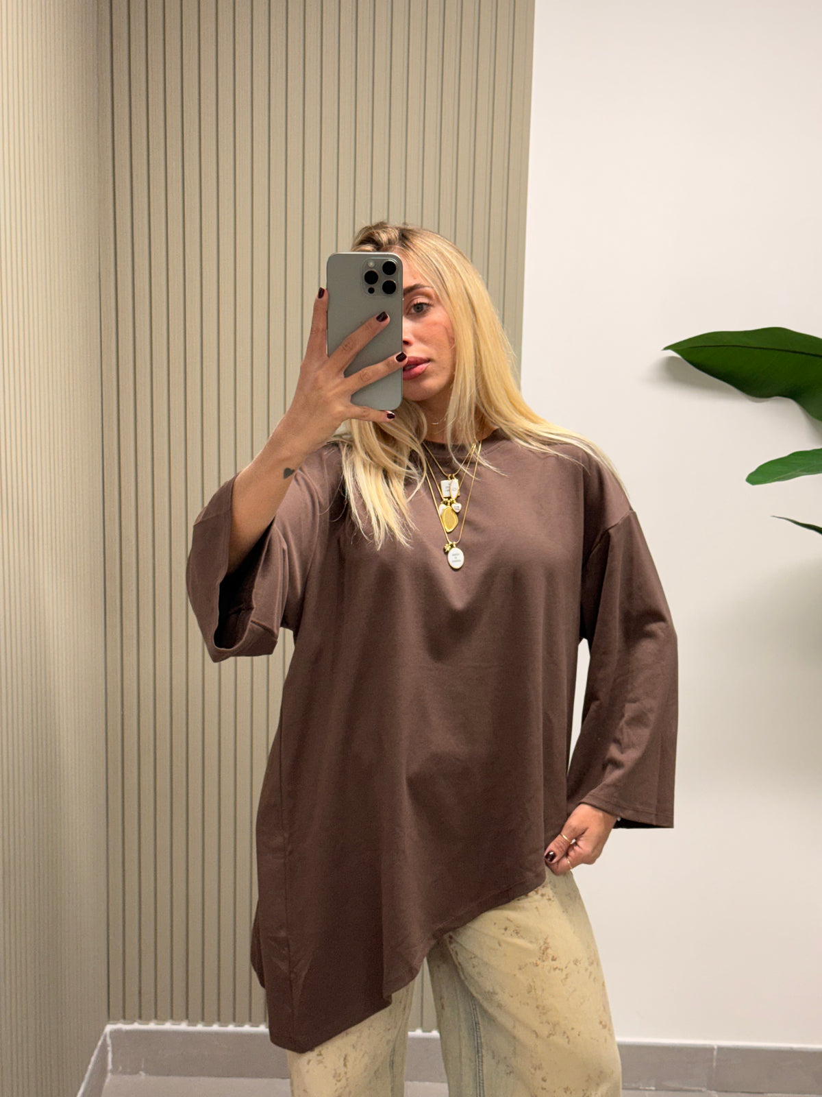 T-SHIRT ASIMMETRICA MARRONE