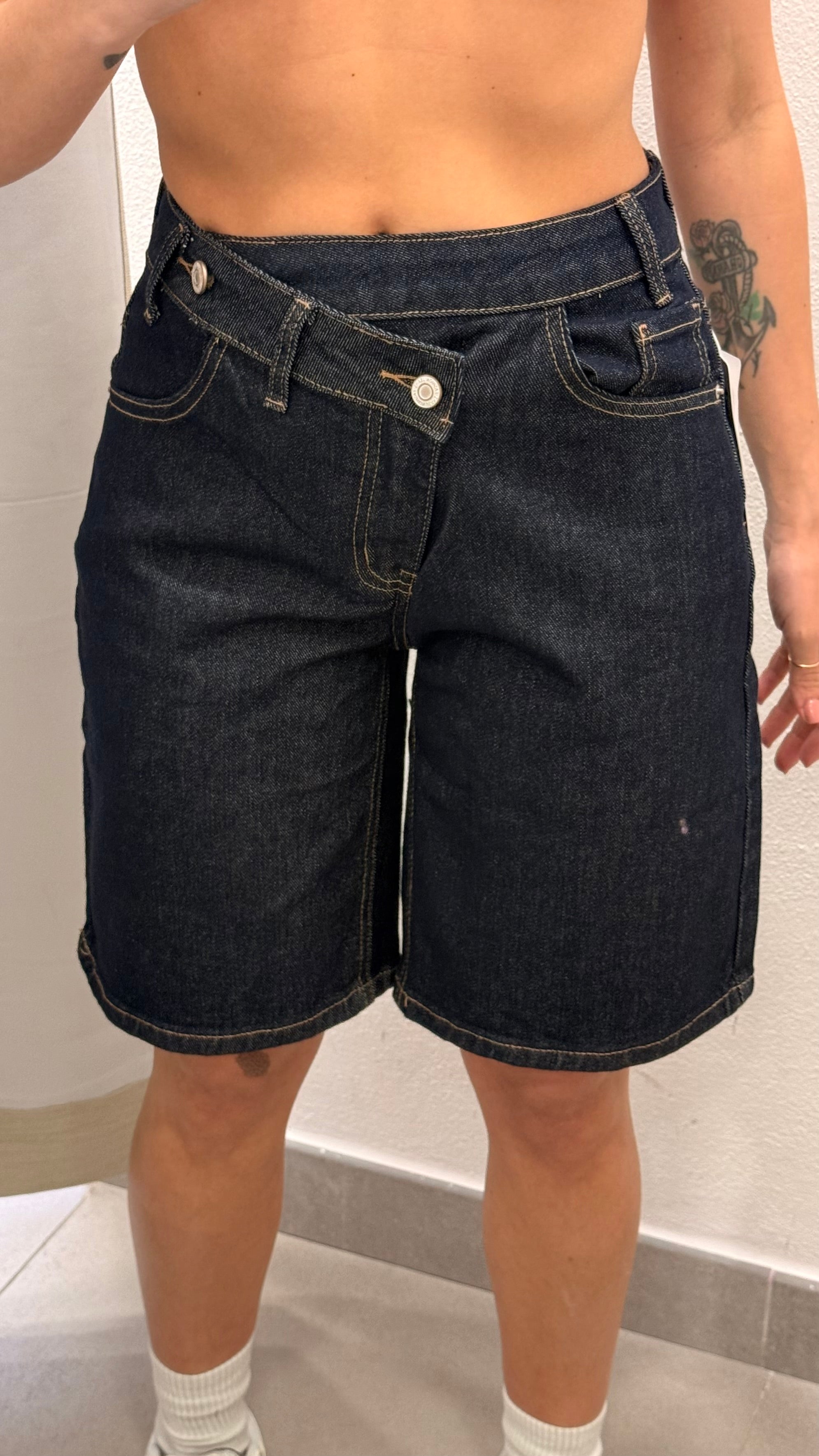 BERMUDA BOTTONE OBLIQUO DENIM SCURO