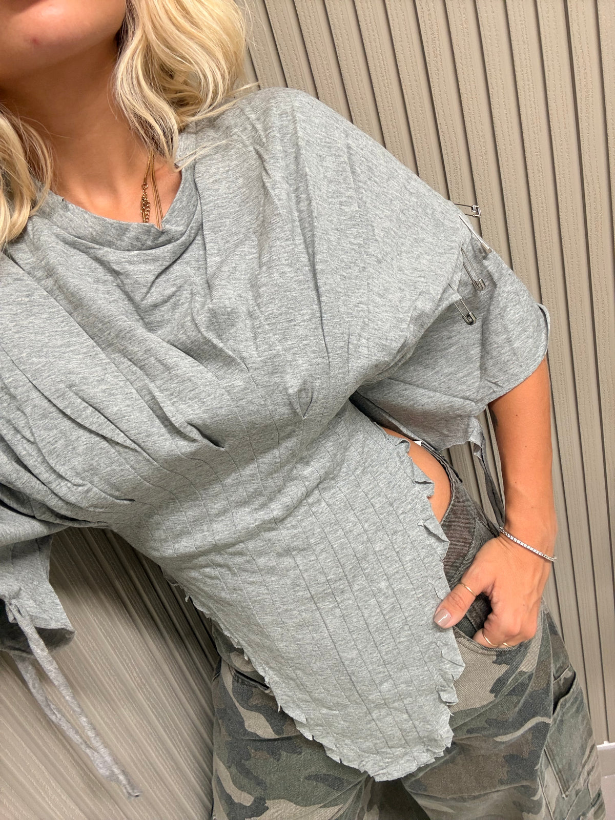 T-SHIRT CORSETTO CON SPILLE GRIGIA