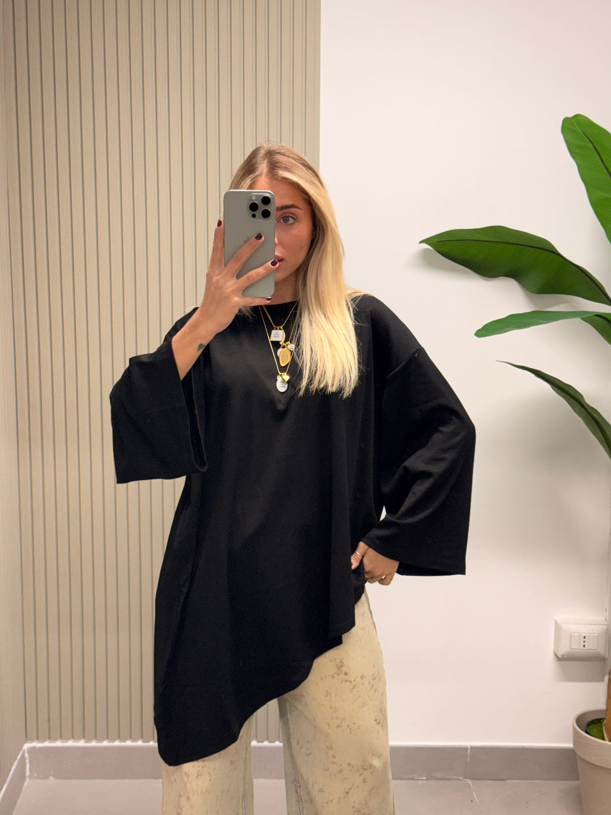 T-SHIRT ASIMMETRICA NERA