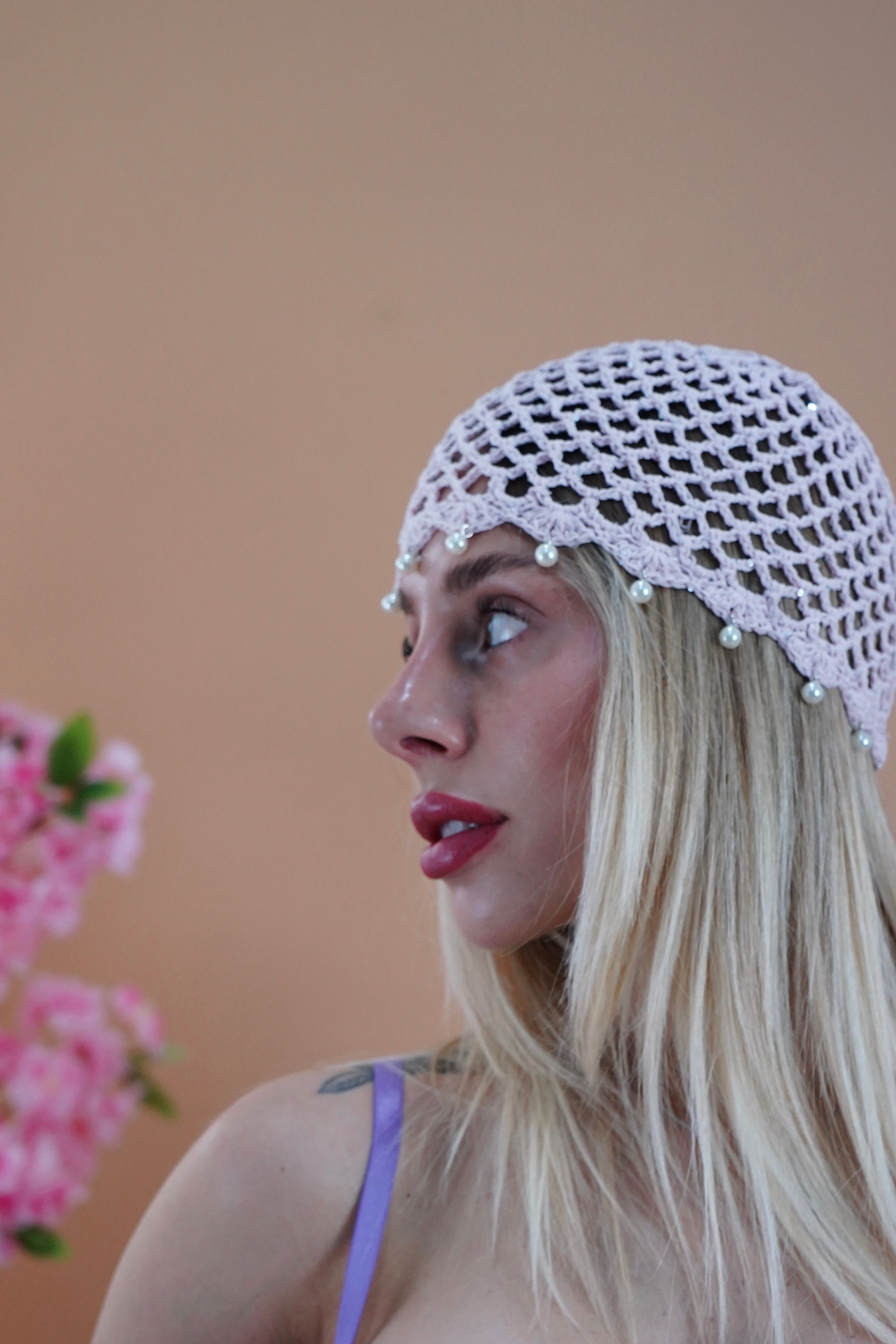 CAPPELLINO UNCINETTO CON PERLE ROSA