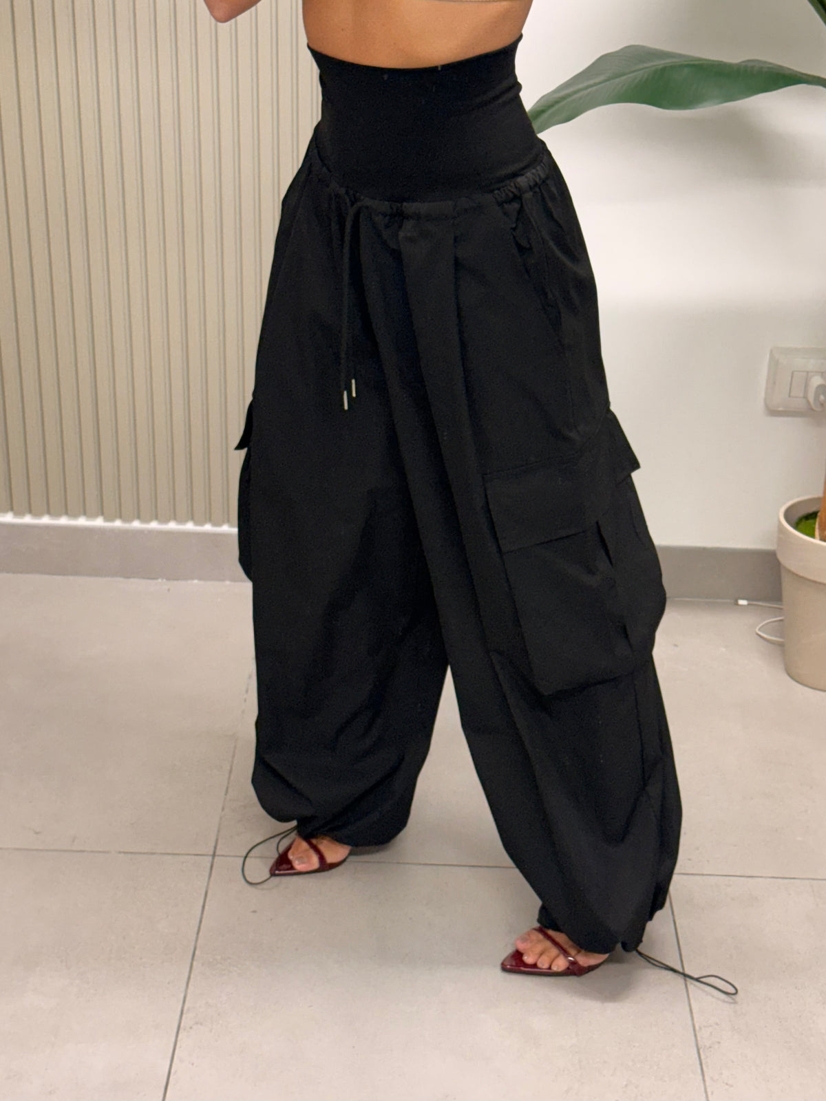 PANTALONE CARGO CON BUSTINO NERO