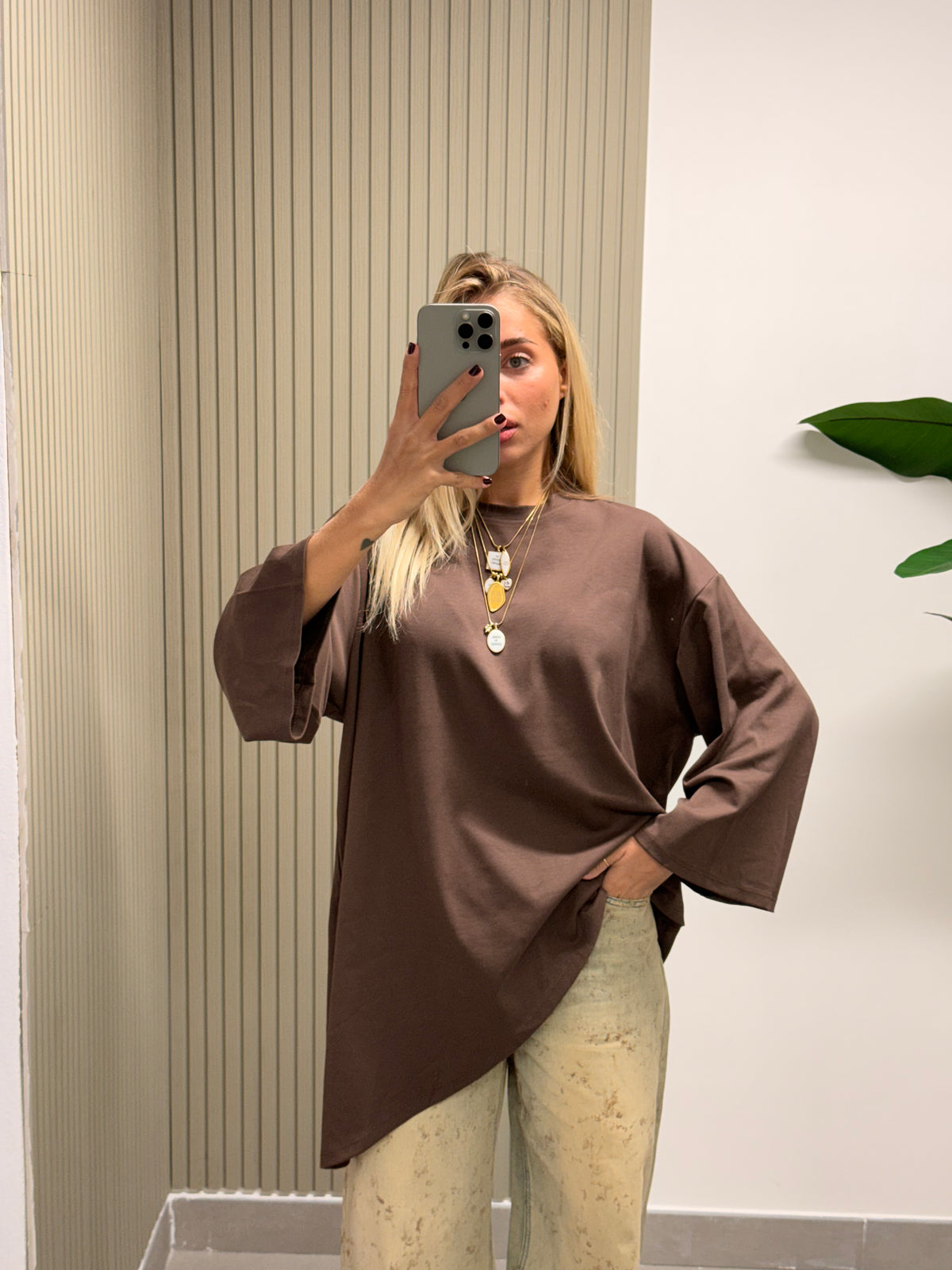 T-SHIRT ASIMMETRICA MARRONE