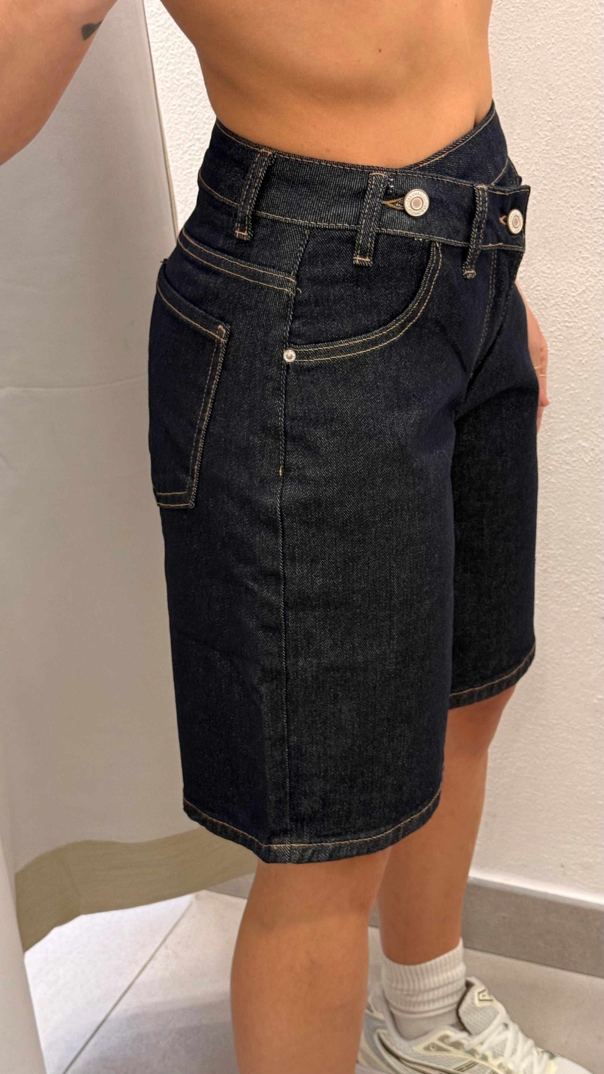 BERMUDA BOTTONE OBLIQUO DENIM SCURO