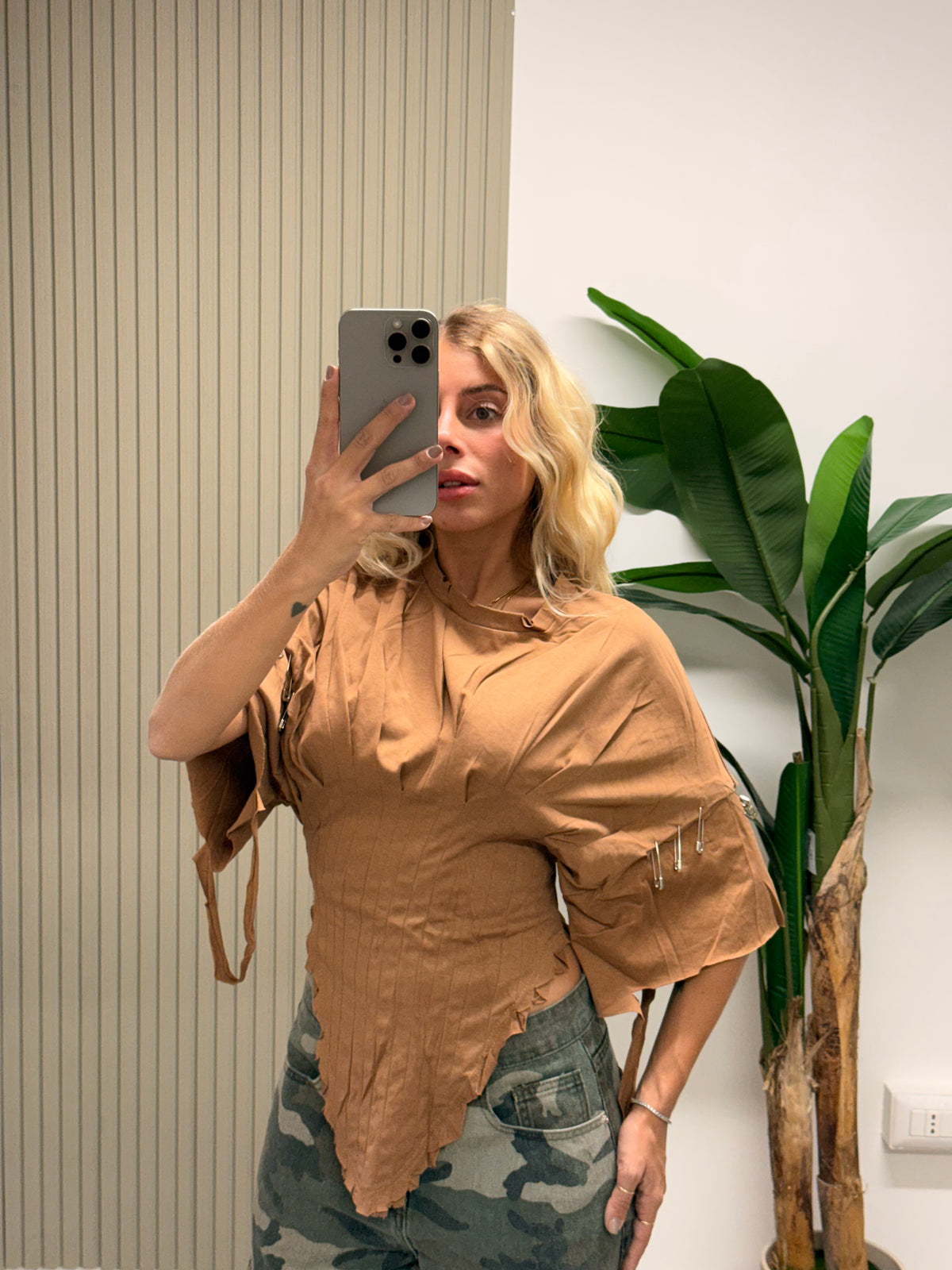 T-SHIRT CORSETTO CON SPILLE CAMMELLO