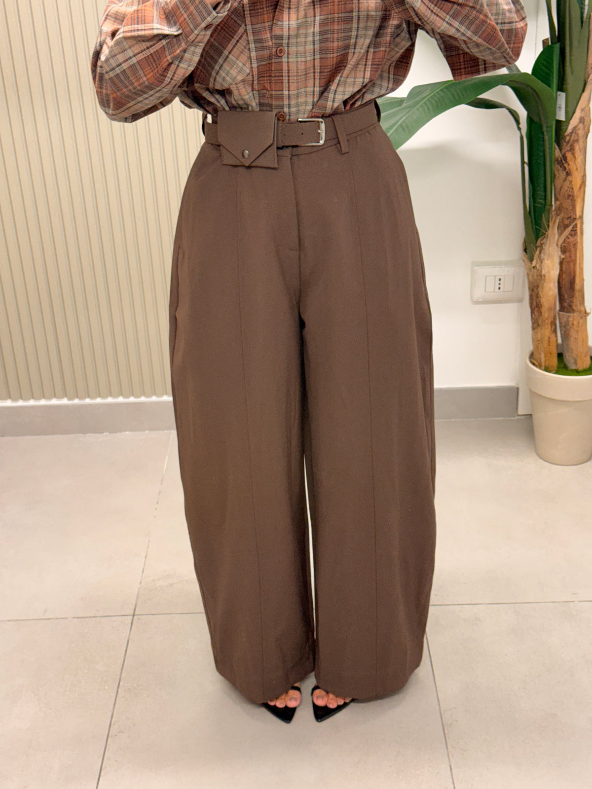 PANTALONE BARRELL CON TASCHINO MARRONE