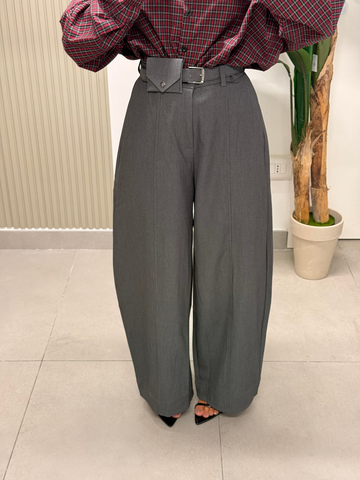 PANTALONE BARRELL CON TASCHINO GRIGIO