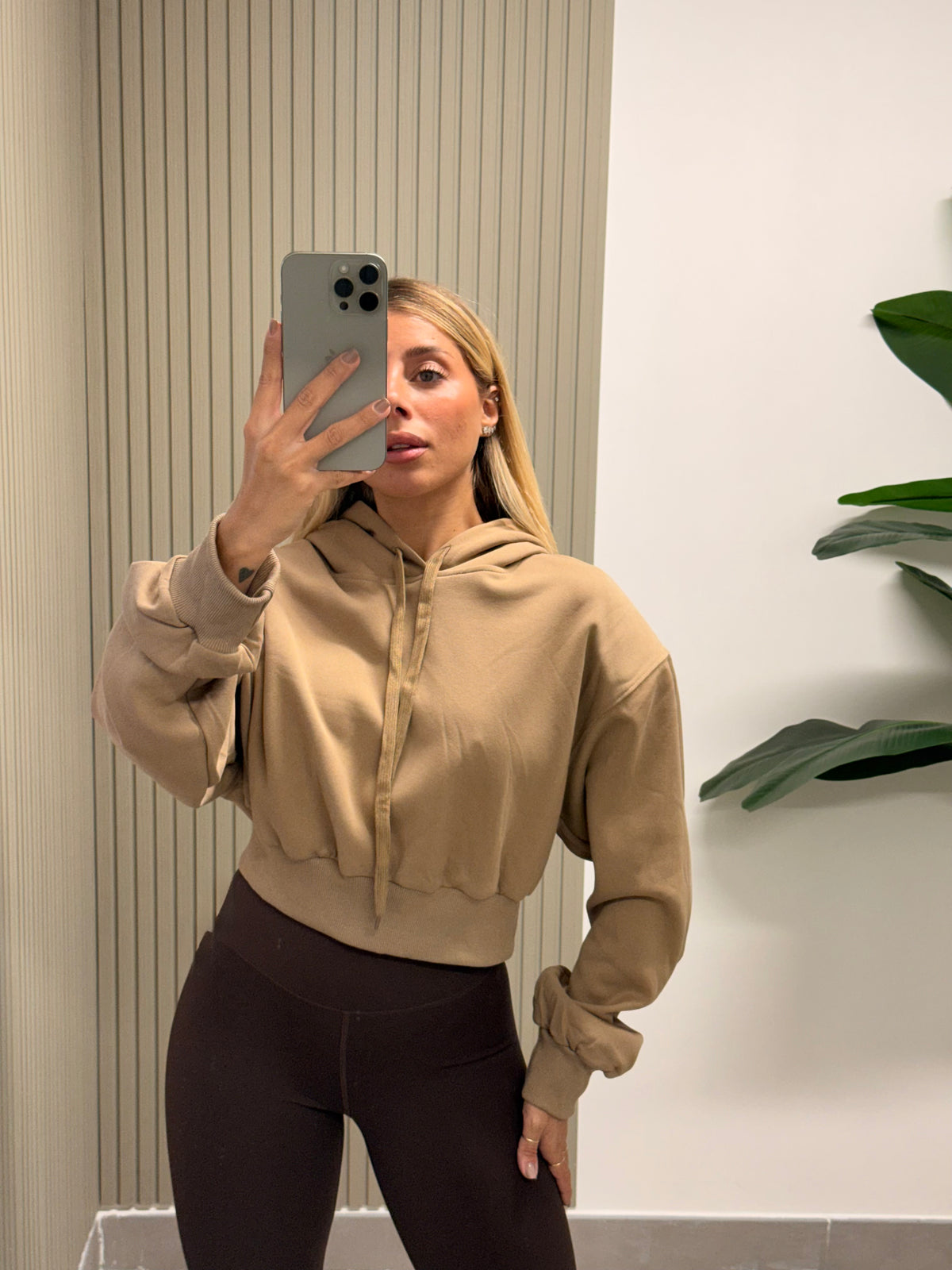 FELPA CROP CON SPALLINE CAMMELLO