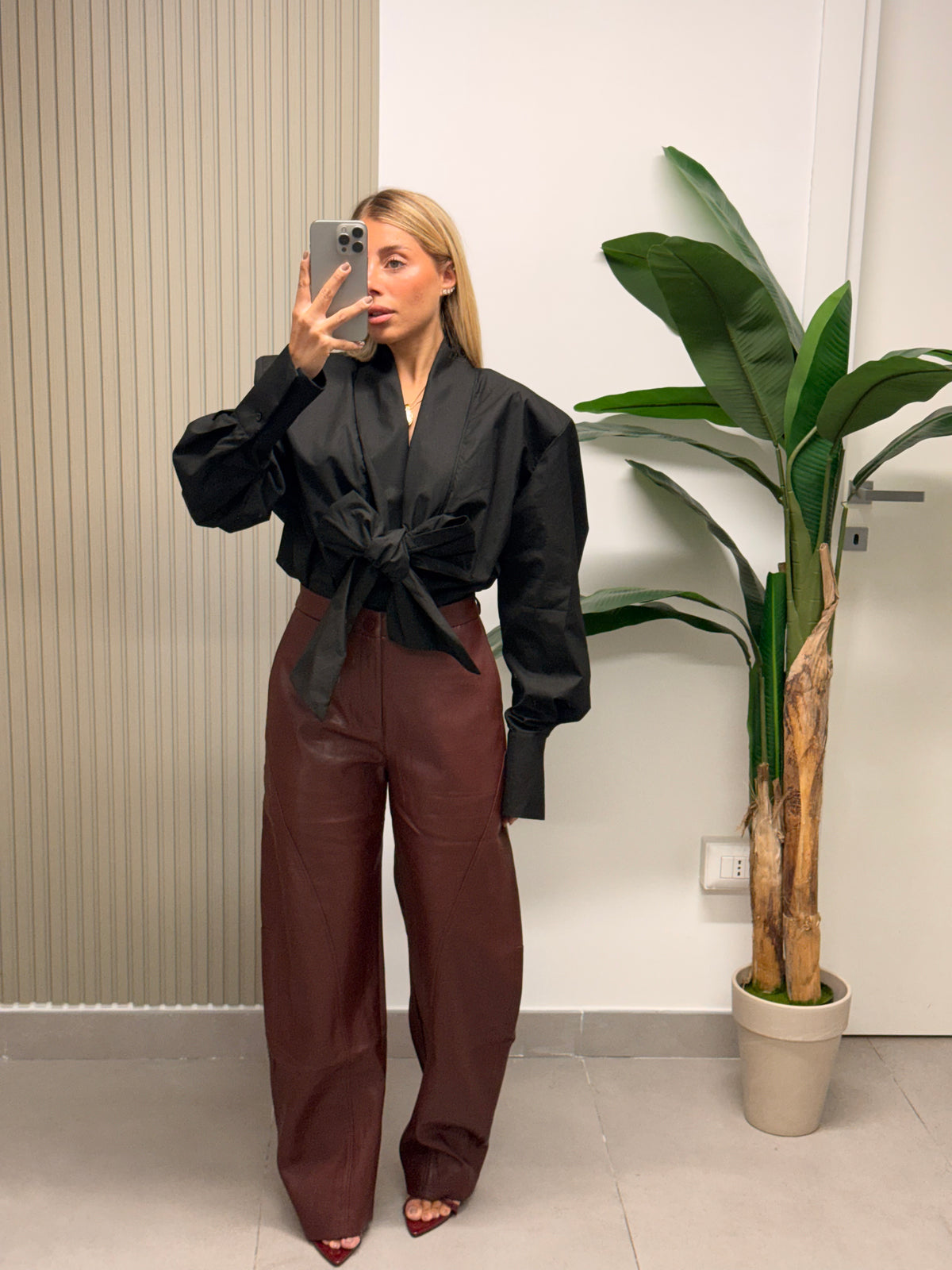 CAMICIA FIOCCO CON SPALLINE NERA