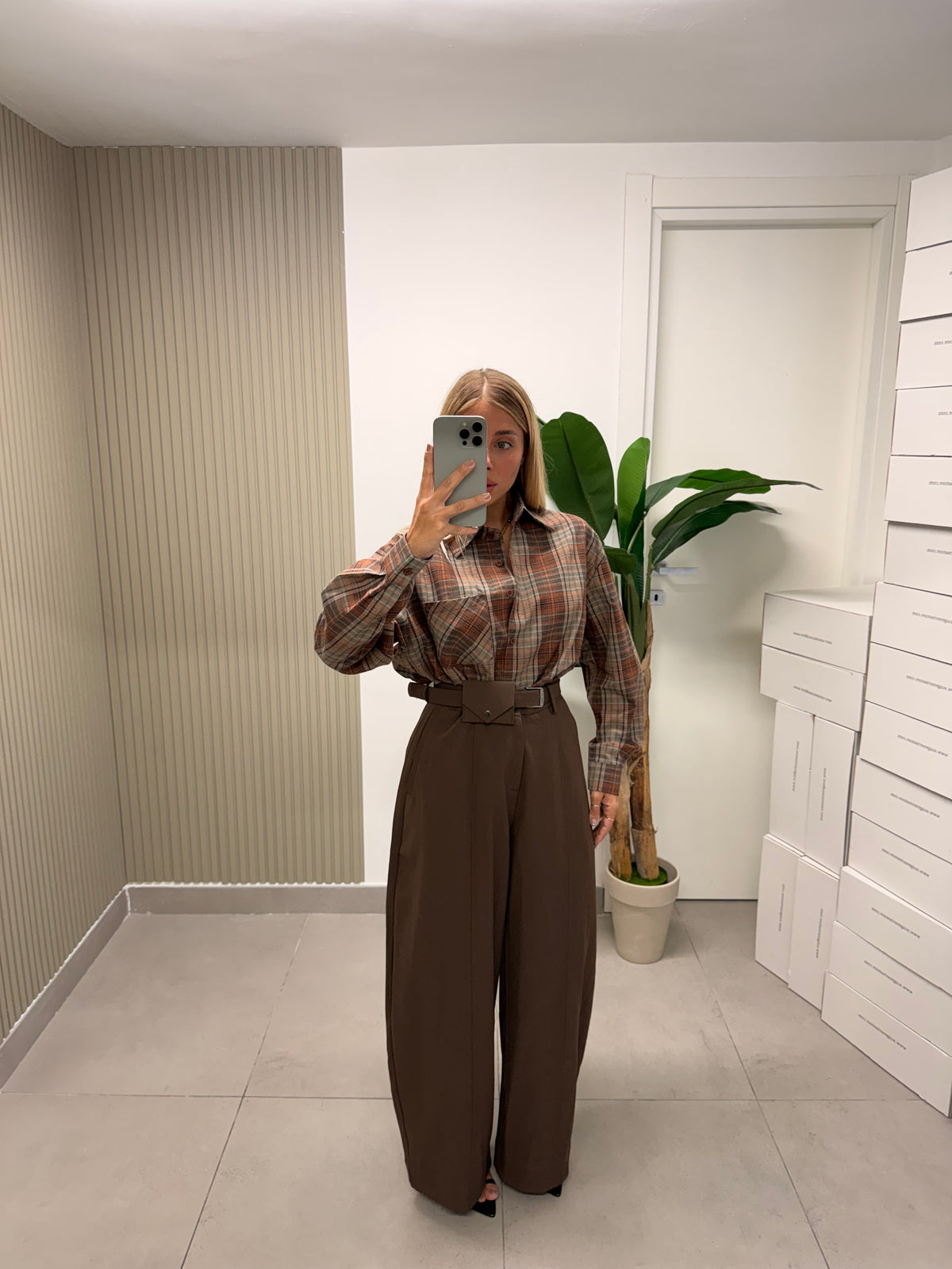 PANTALONE BARRELL CON TASCHINO MARRONE