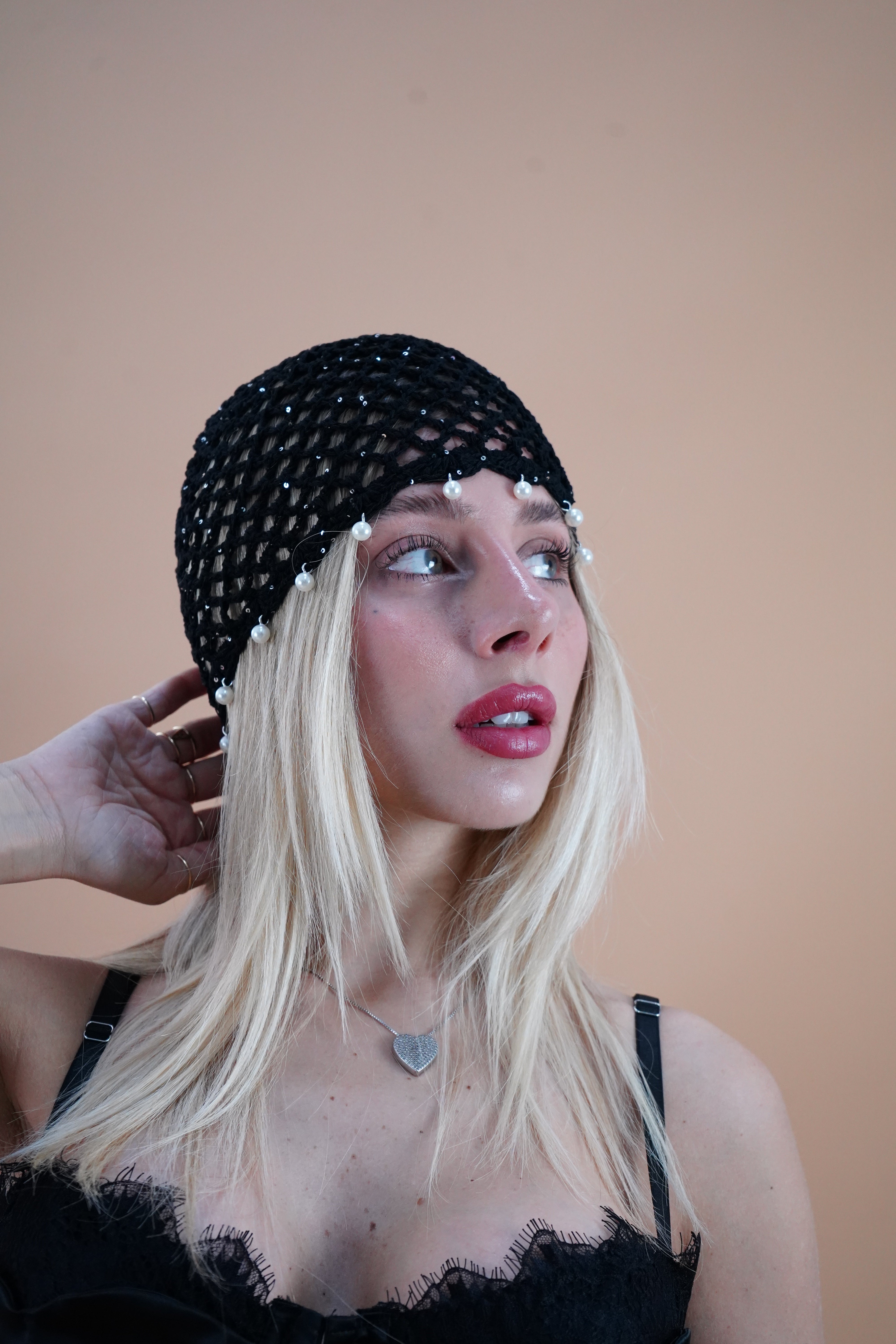 CAPPELLINO UNCINETTO CON PERLE NERO