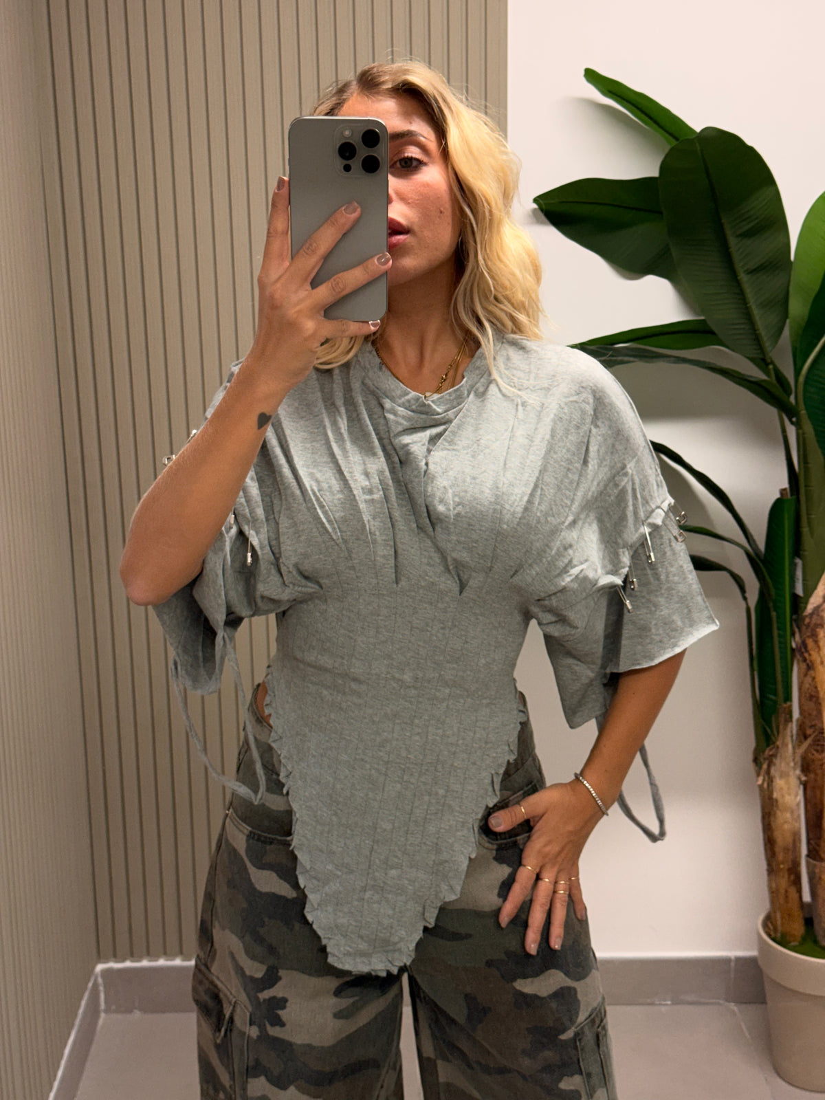 T-SHIRT CORSETTO CON SPILLE GRIGIA