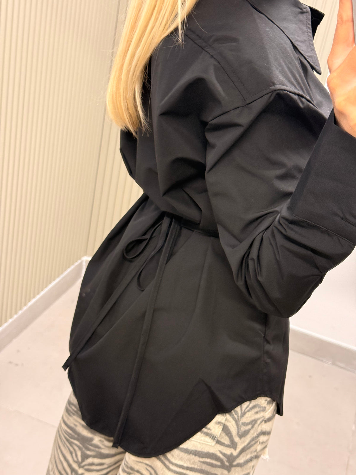 CAMICIA AVVITATA CON SPALLINE NERA