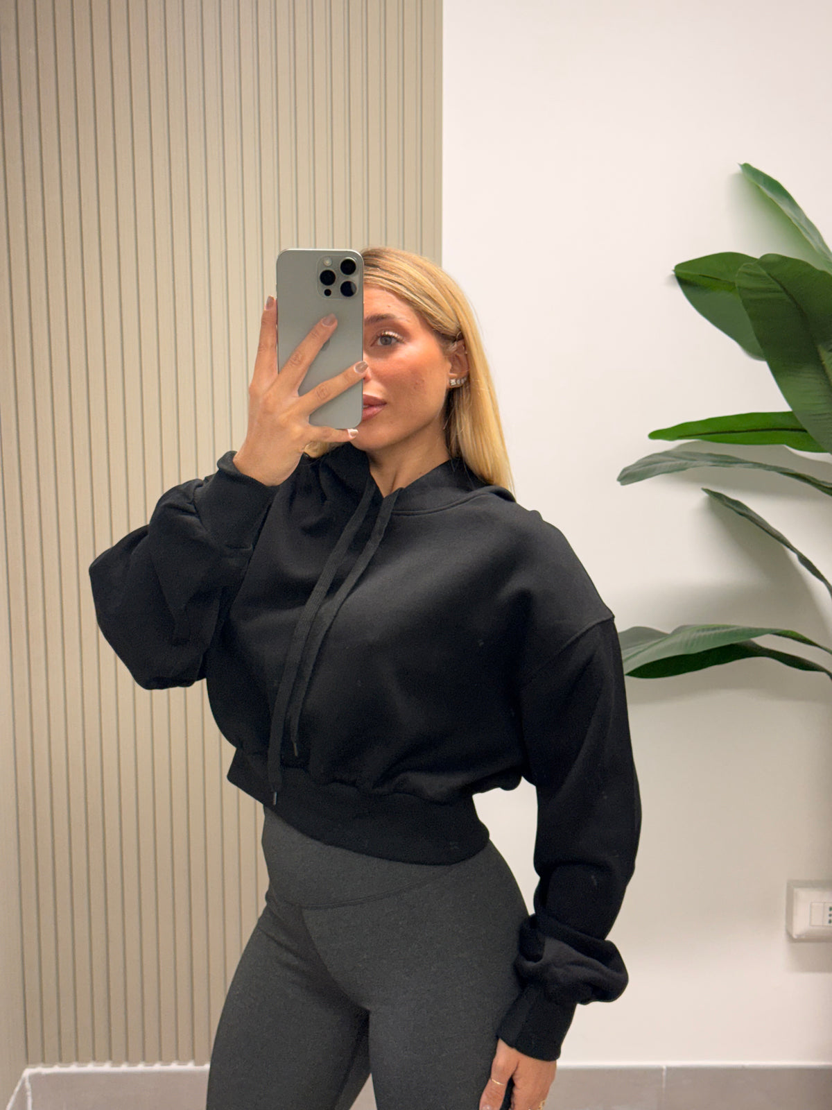 FELPA CROP CON SPALLINE NERA