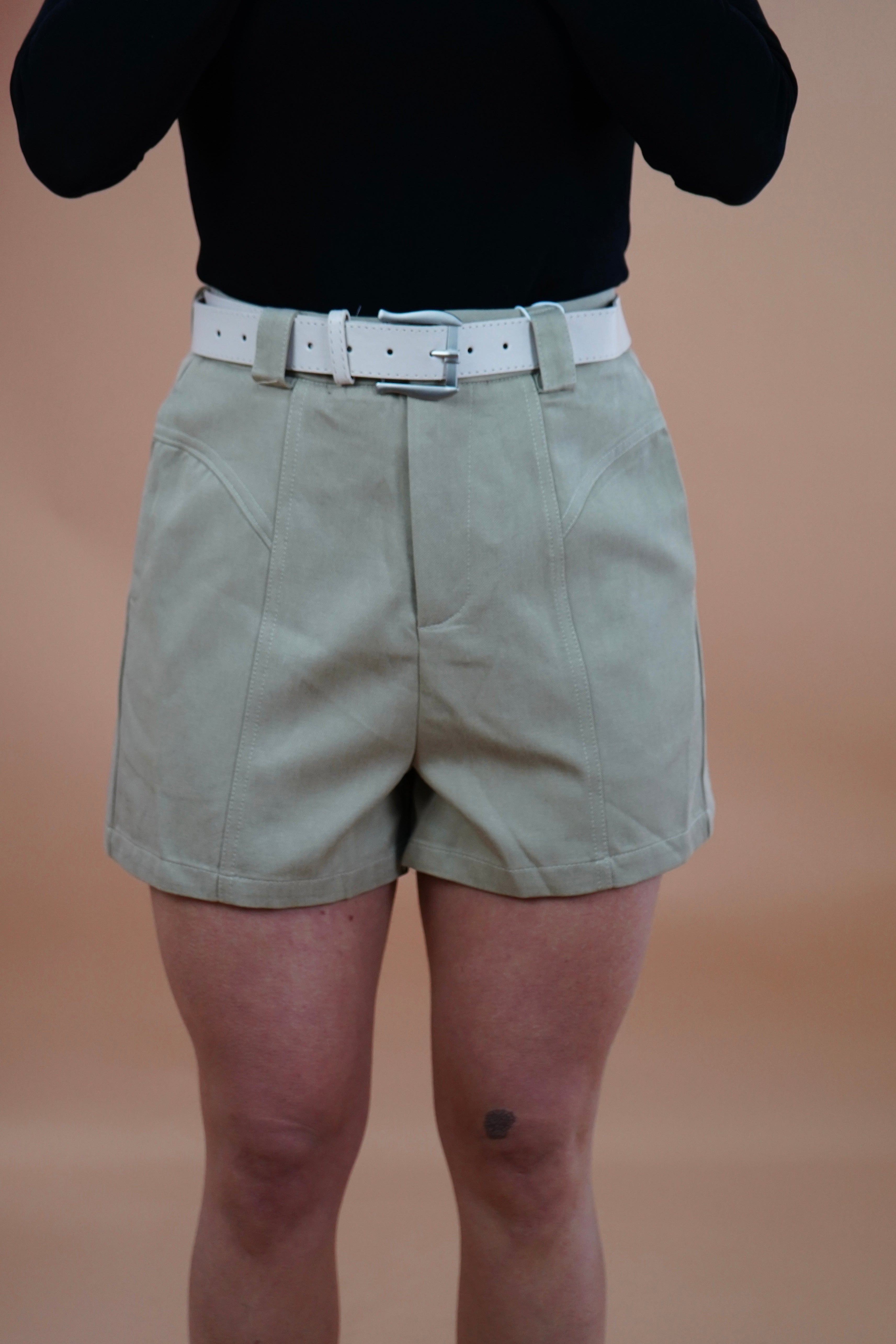 SHORTS CON CINTURA BEIGE