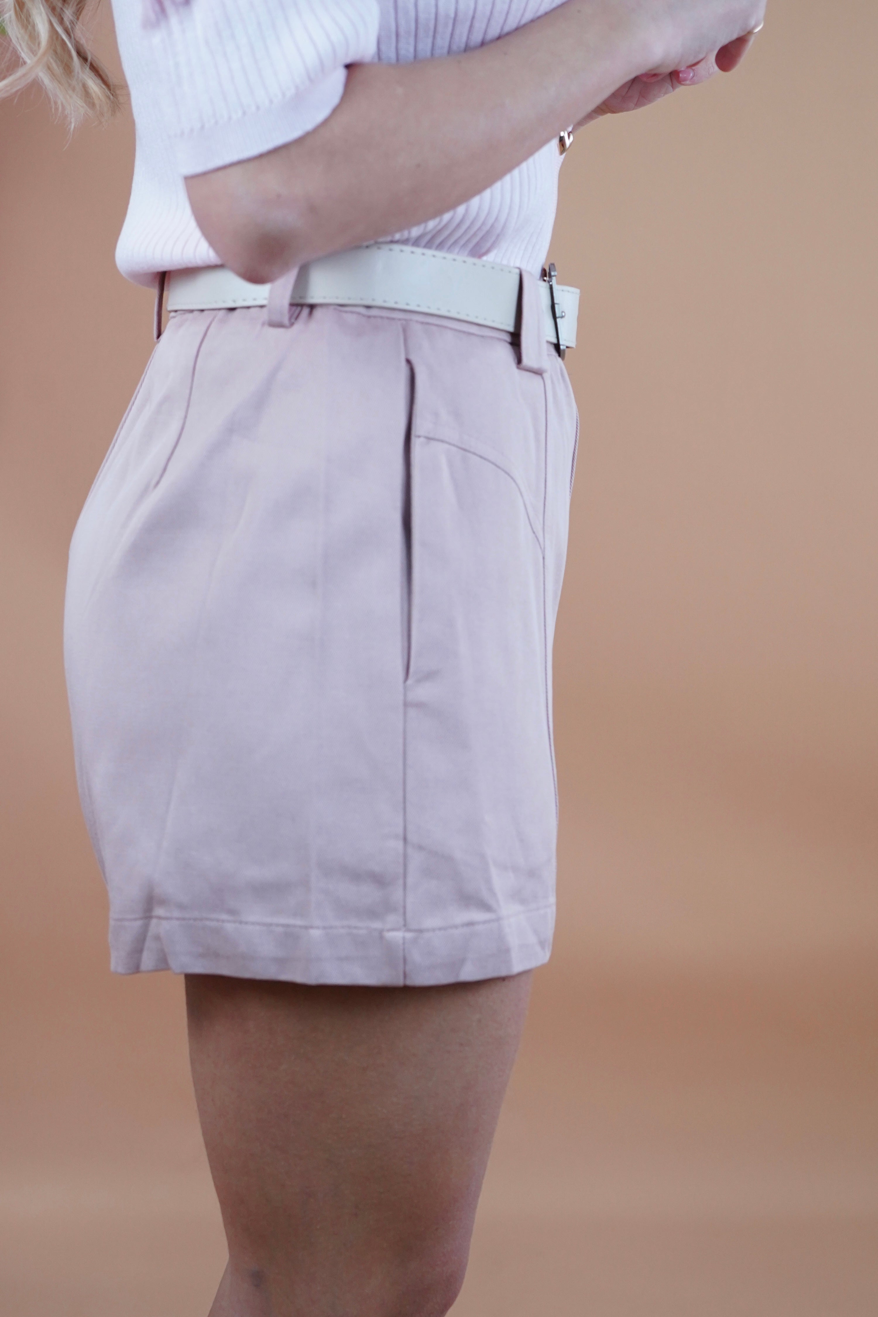 SHORTS CON CINTURA ROSA