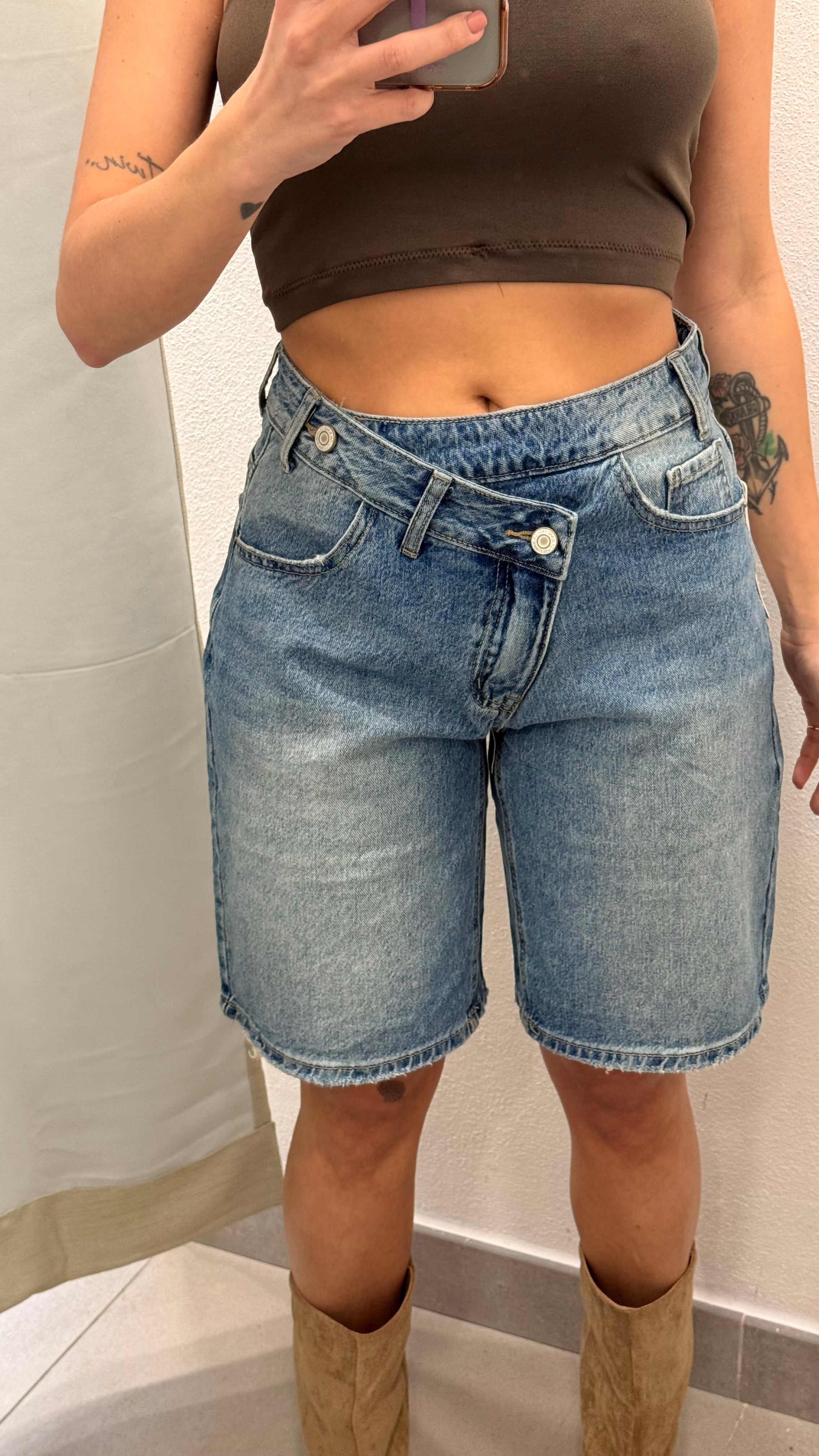 BERMUDA BOTTONE OBLIQUO DENIM CHIARO