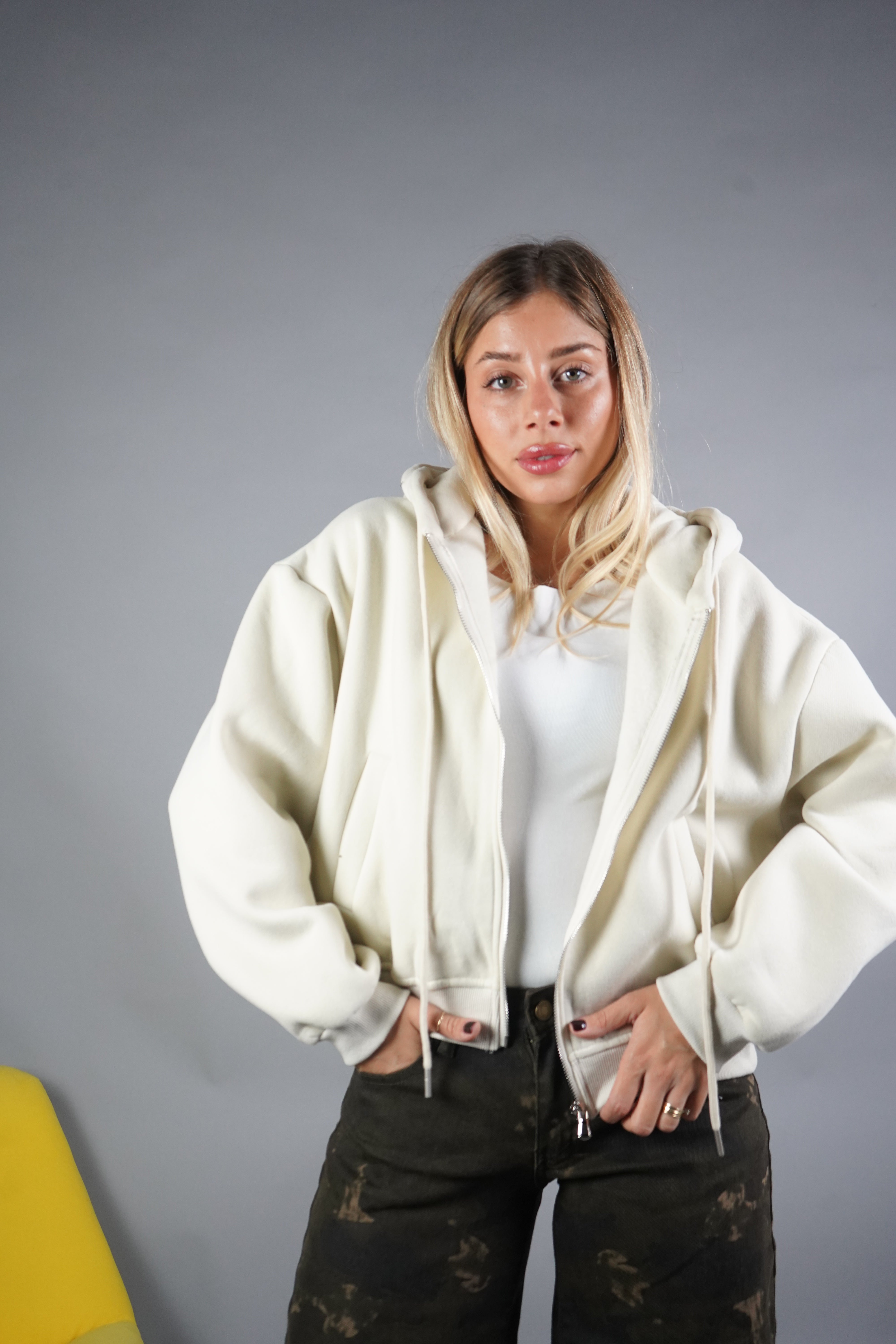 FELPA BASIC CON ZIP PANNA