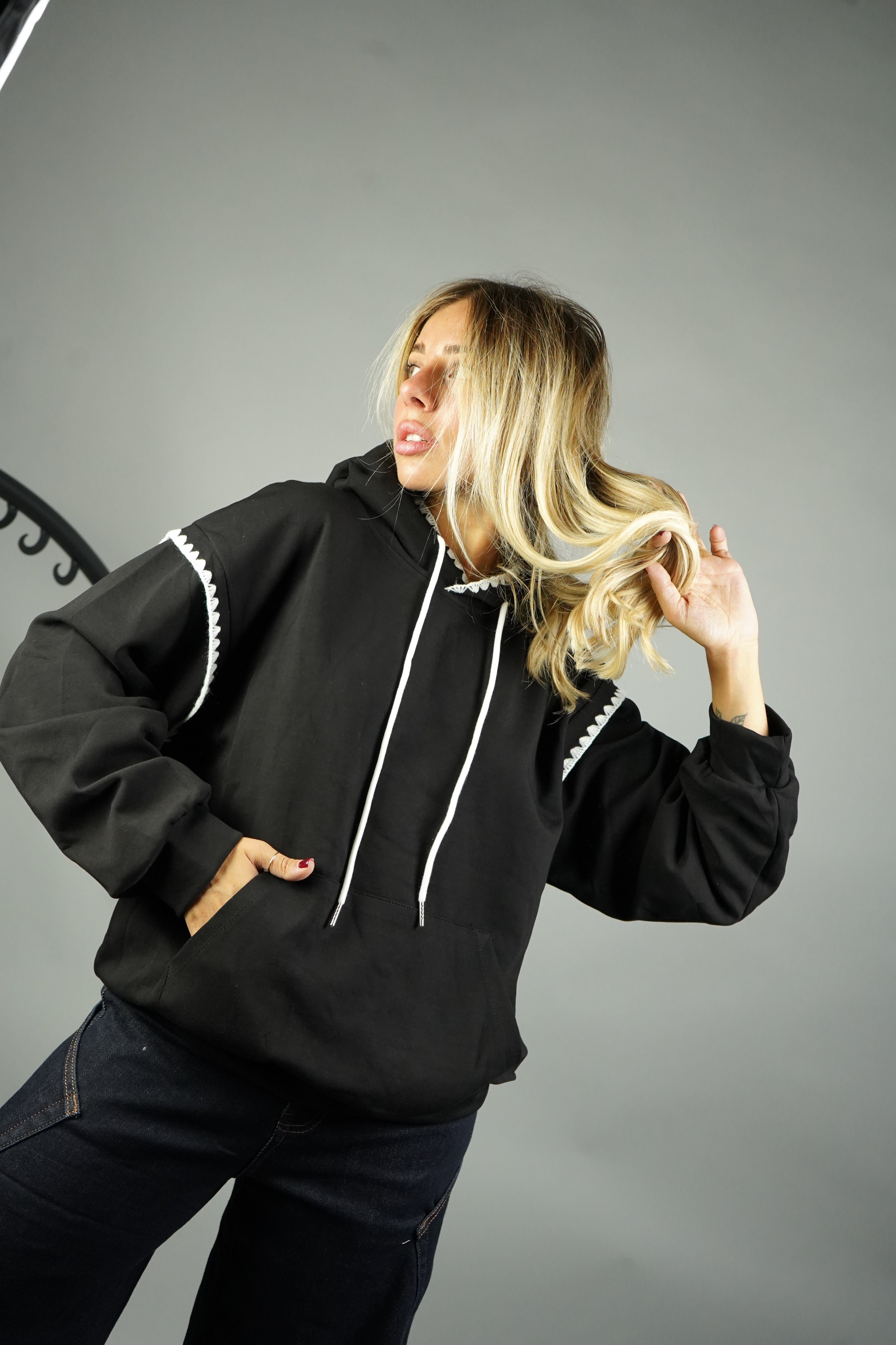 FELPA CUCITURE A CONTRASTO NERA