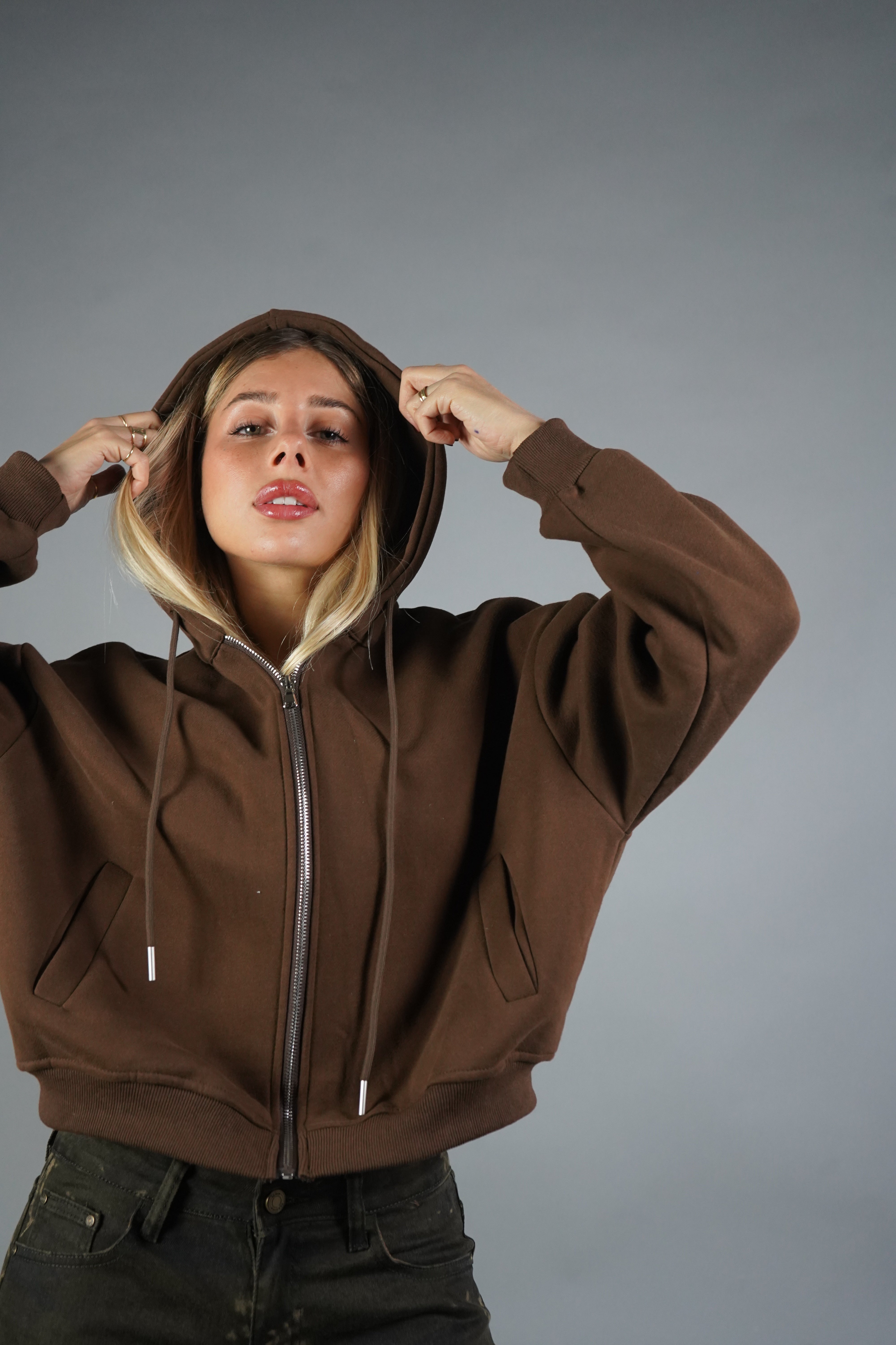 FELPA BASIC CON ZIP MARRONE