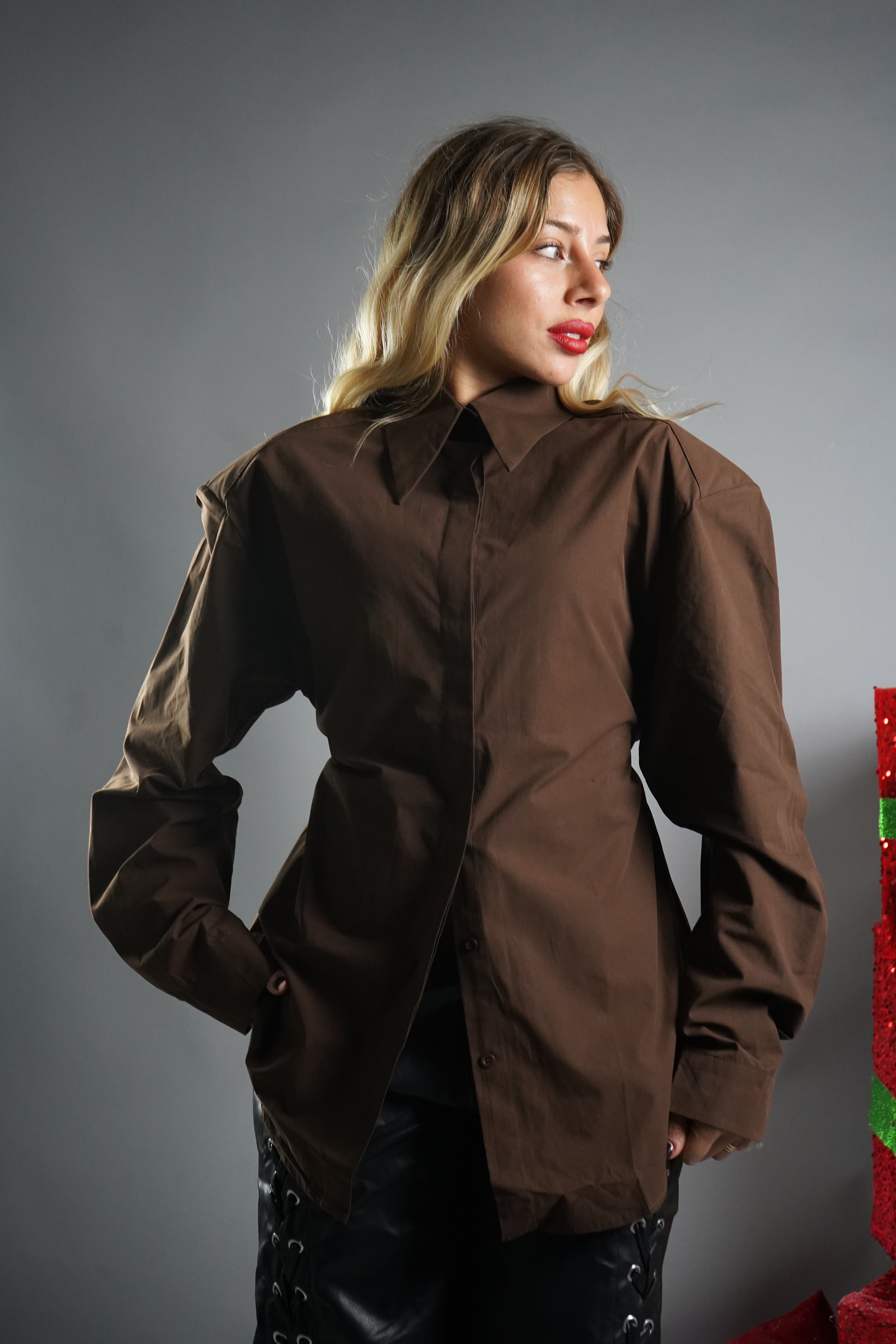 CAMICIA AVVITATA CON SPALLINE MARRONE