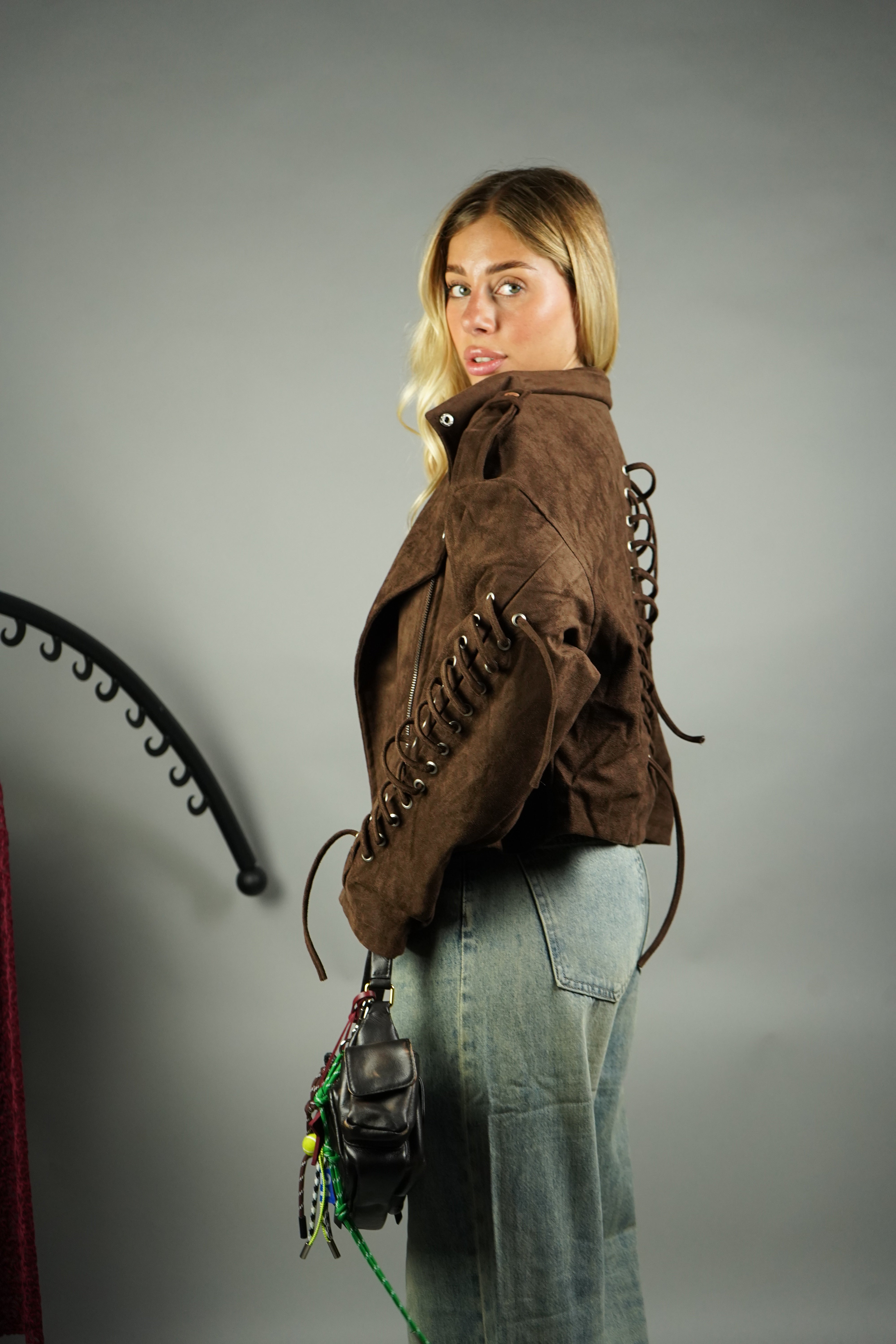 CHIODO IN CAMOSCIO CON STRINGHE MARRONE