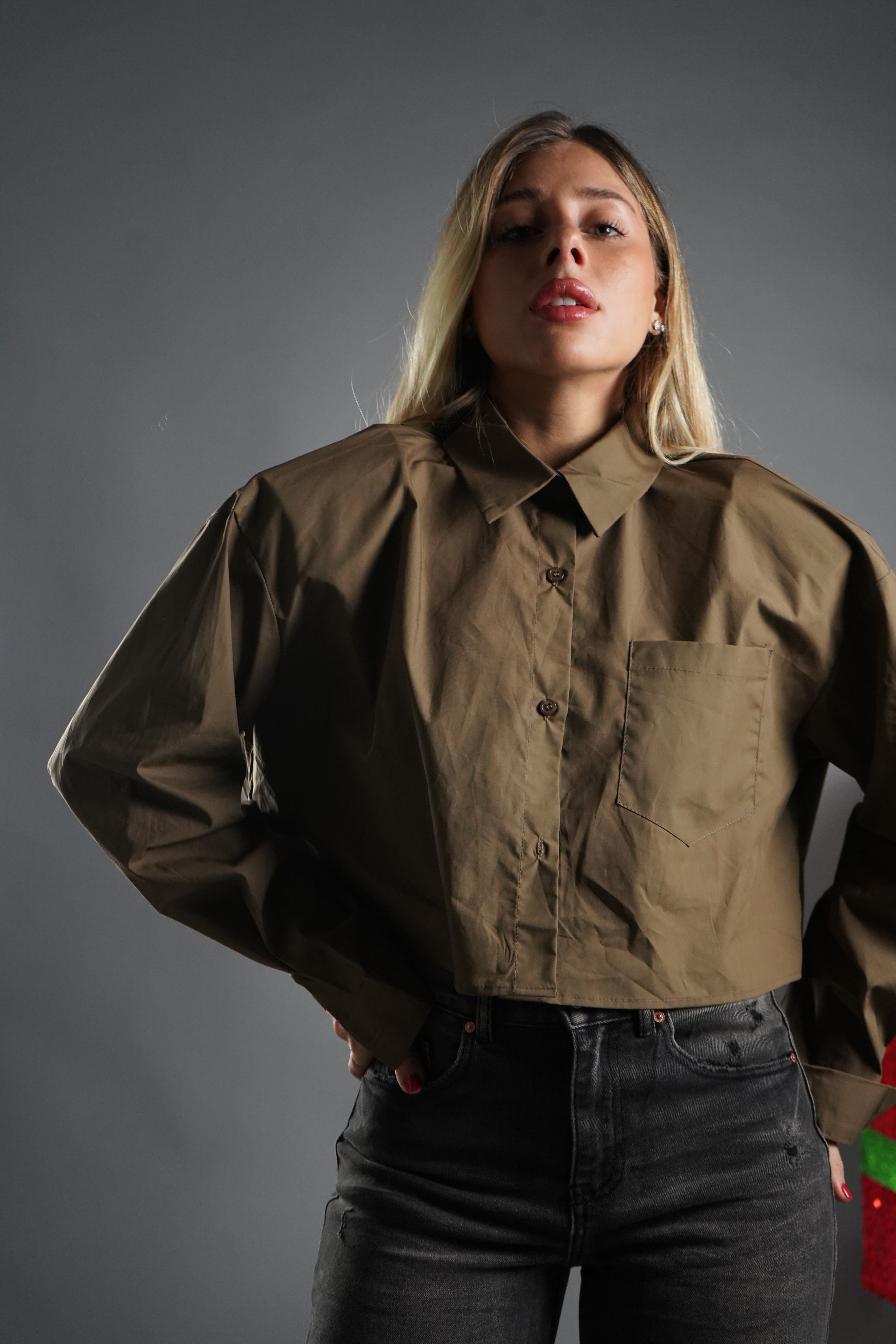 CAMICIA CROP CON SPALLINE MARRONE