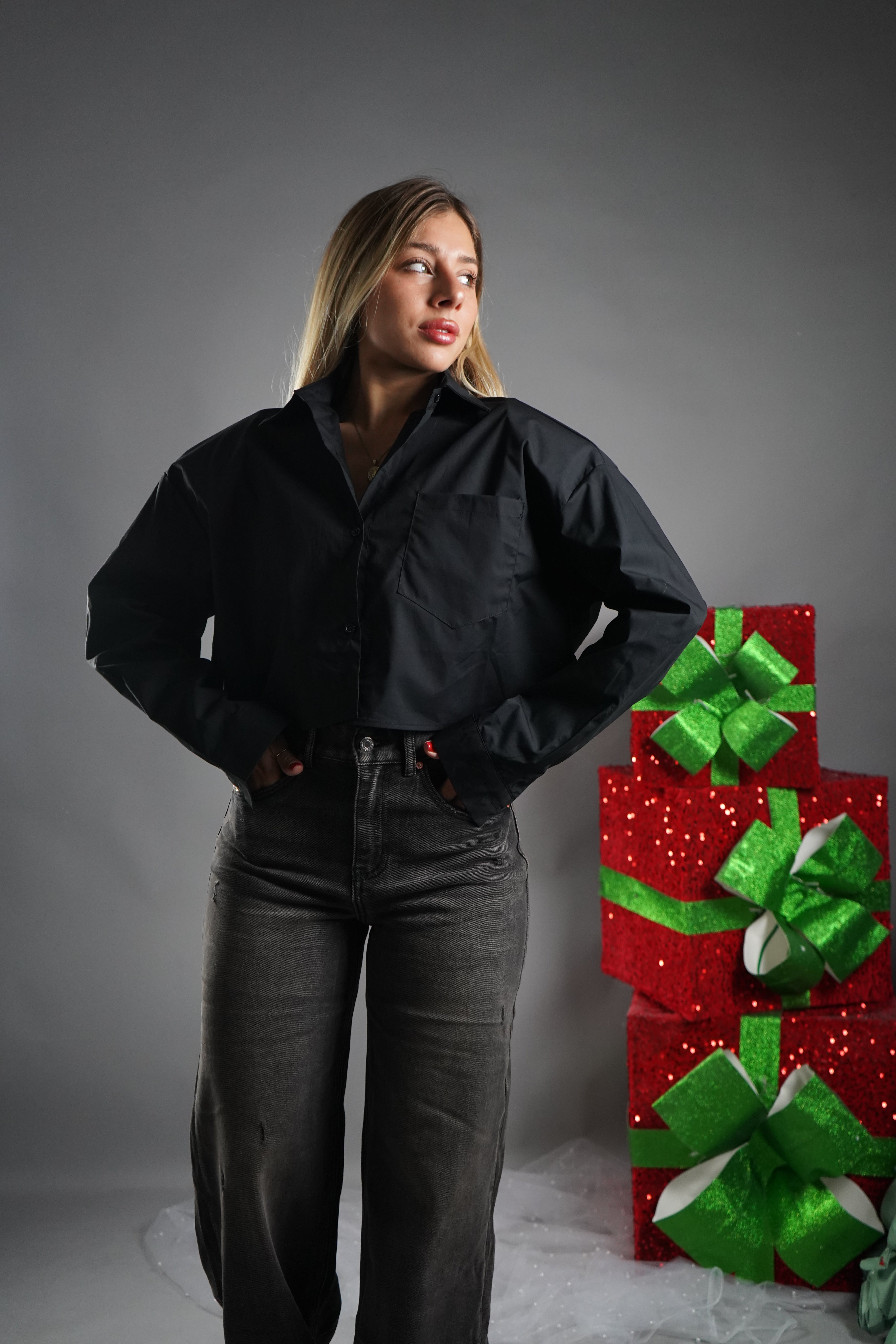 CAMICIA CROP CON SPALLINE NERA