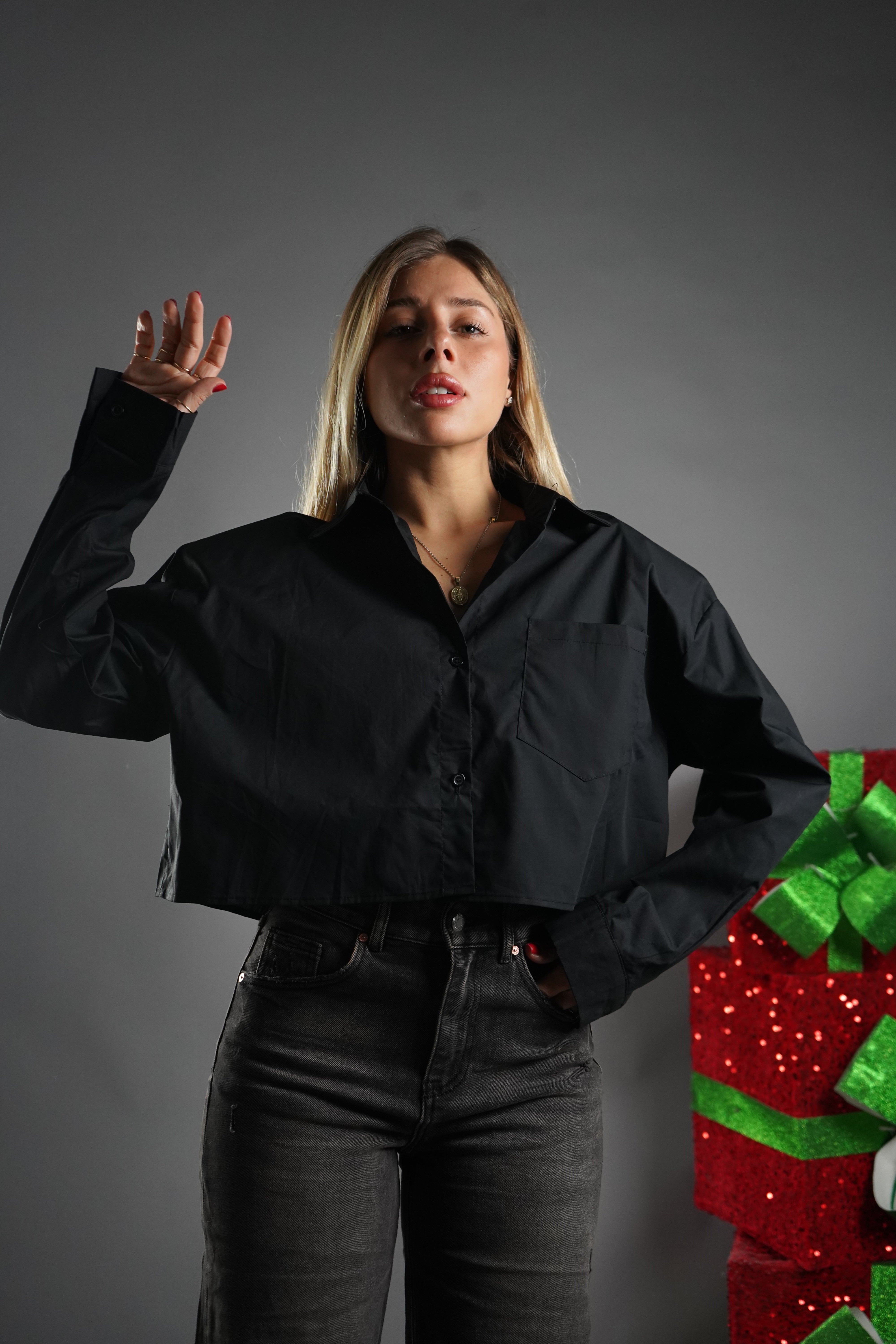 CAMICIA CROP CON SPALLINE NERA