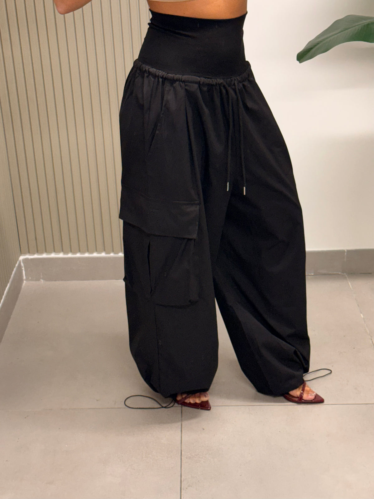 PANTALONE CARGO CON BUSTINO NERO