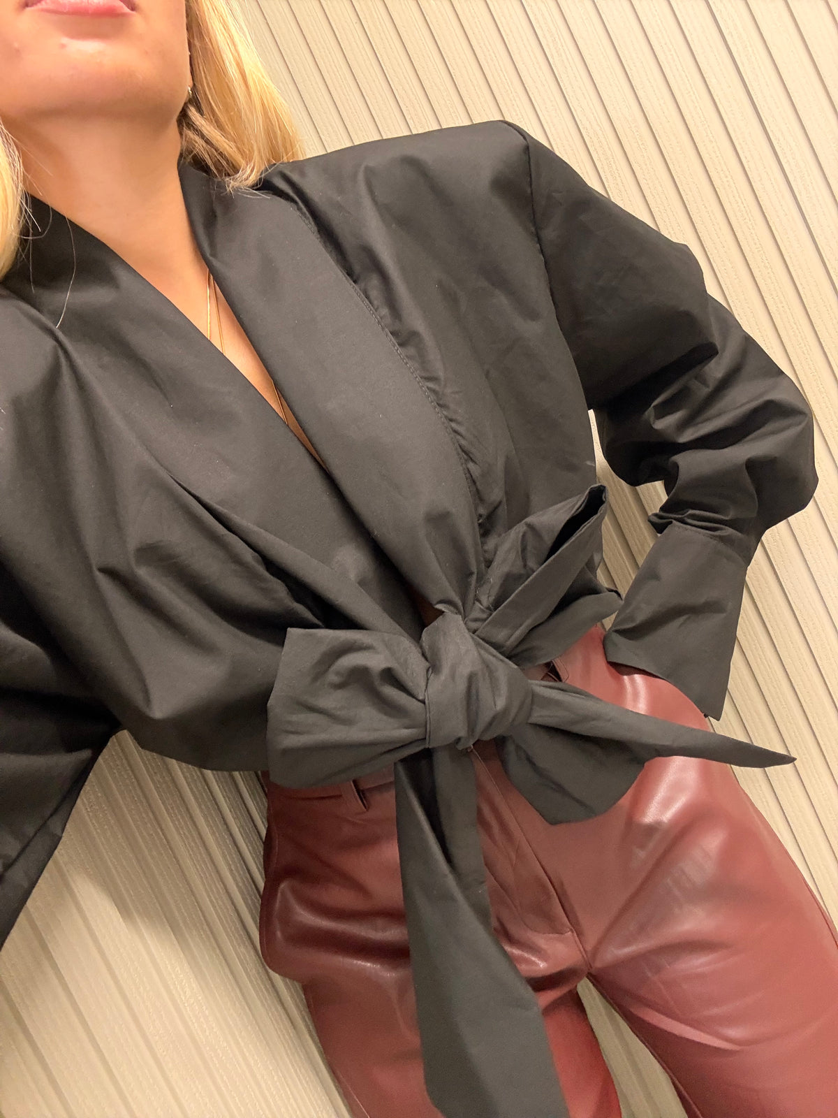 CAMICIA FIOCCO CON SPALLINE NERA