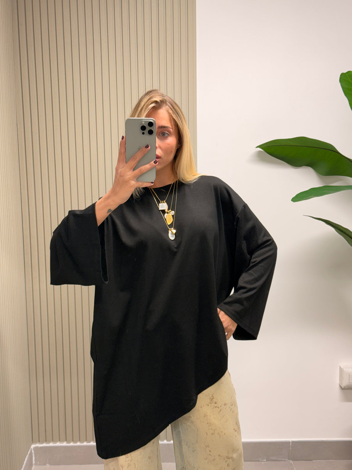 T-SHIRT ASIMMETRICA NERA