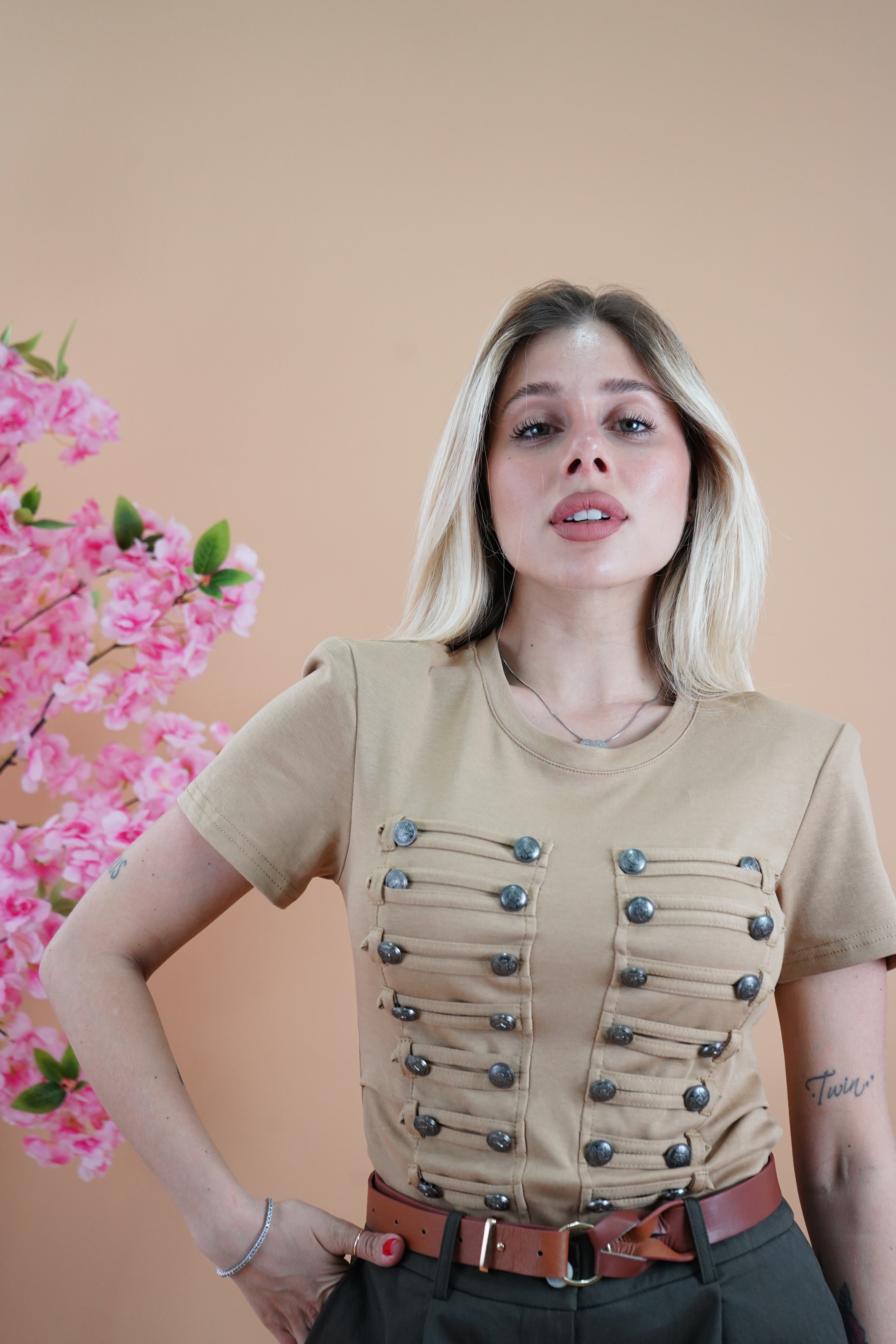 T-SHIRT ALAMARI BEIGE