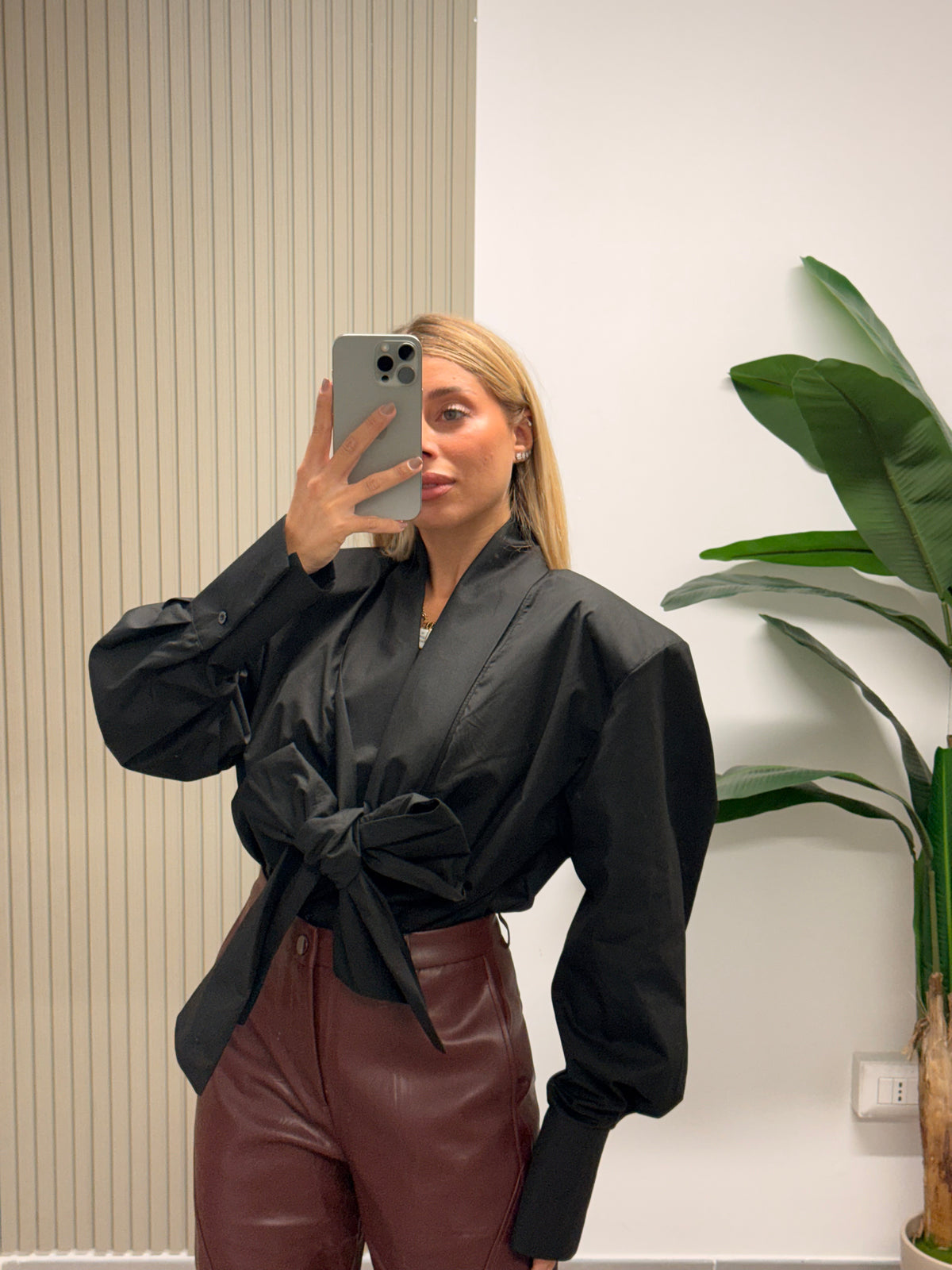 CAMICIA FIOCCO CON SPALLINE NERA