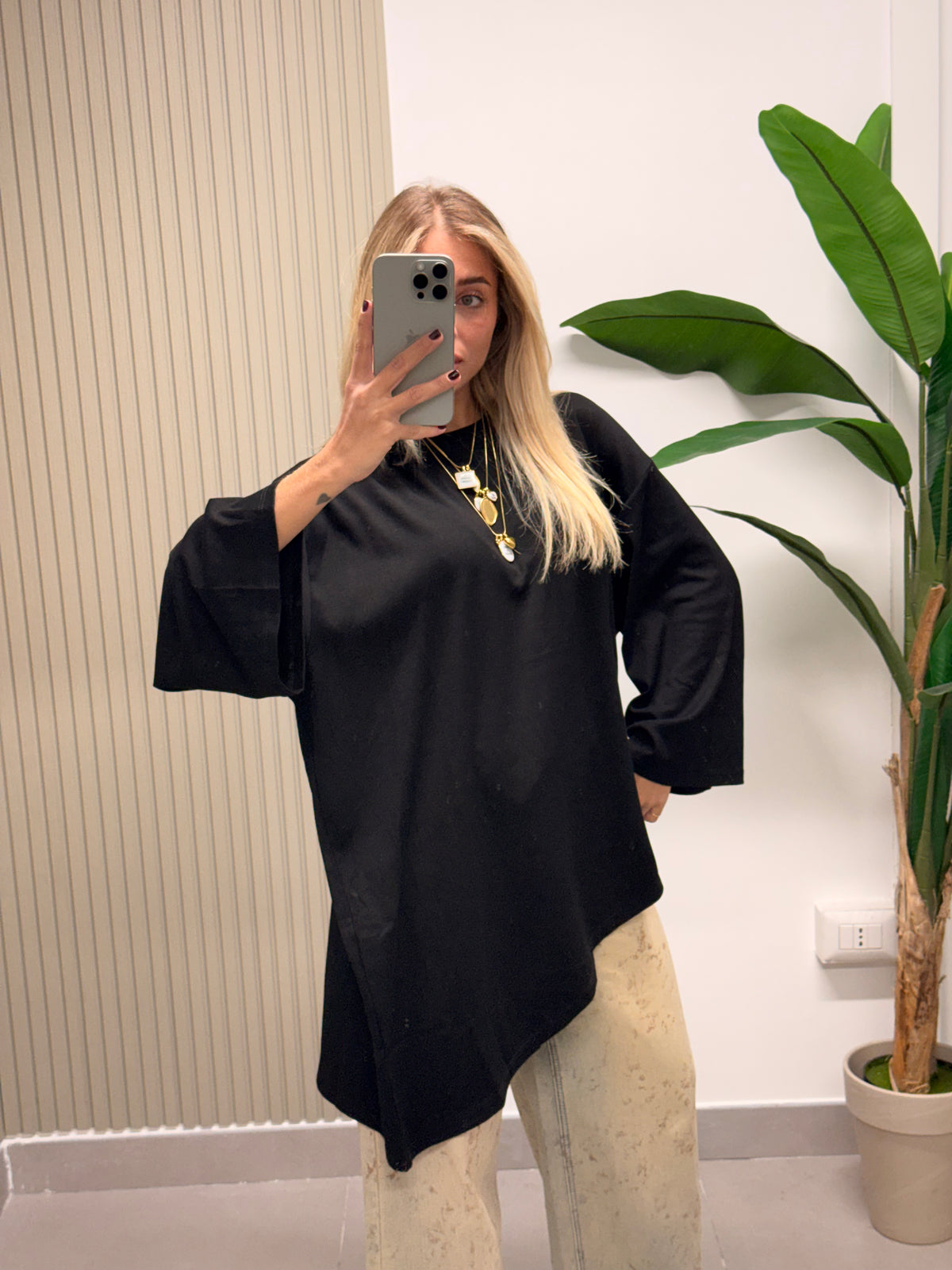 T-SHIRT ASIMMETRICA NERA