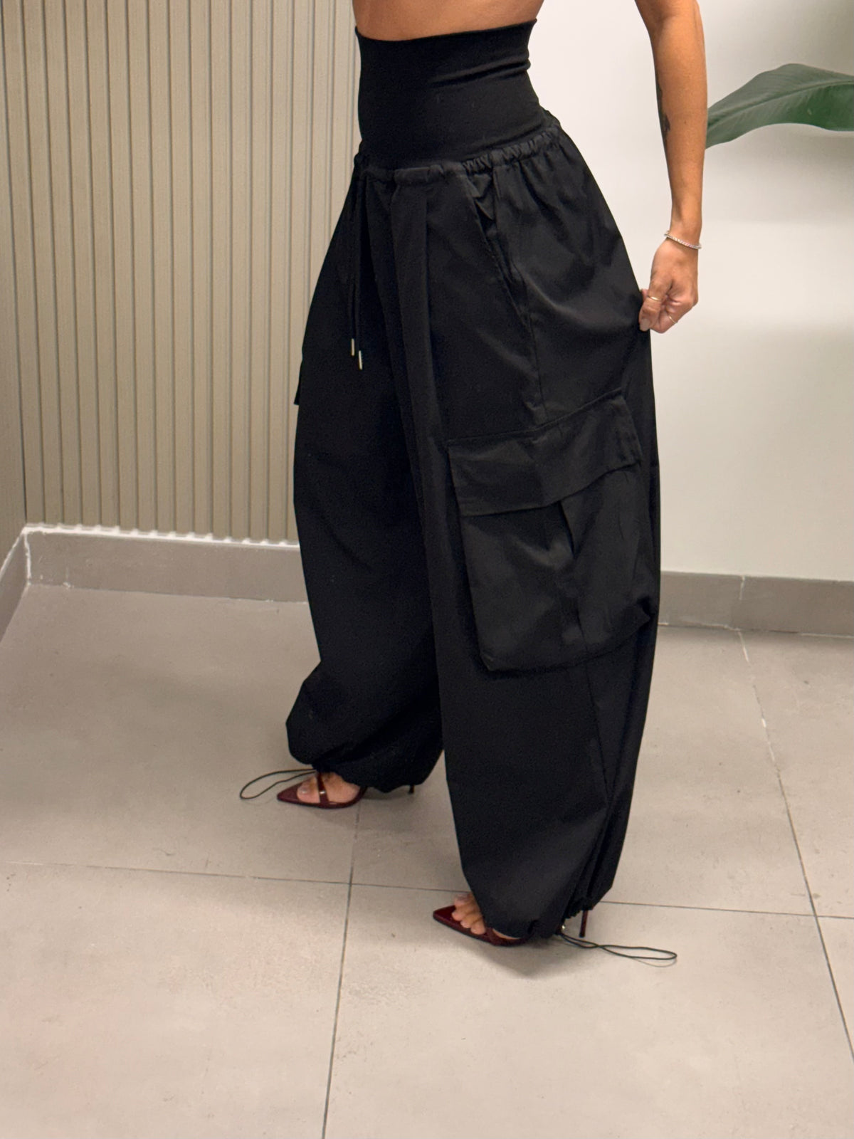 PANTALONE CARGO CON BUSTINO NERO
