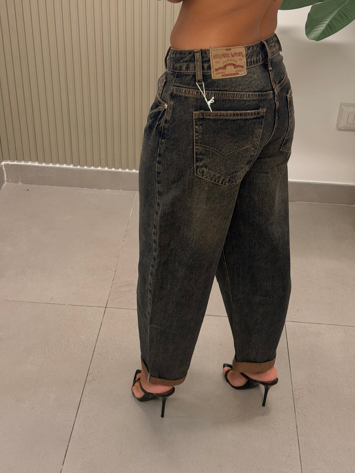 JEANS BARRELL DENIM SCURO