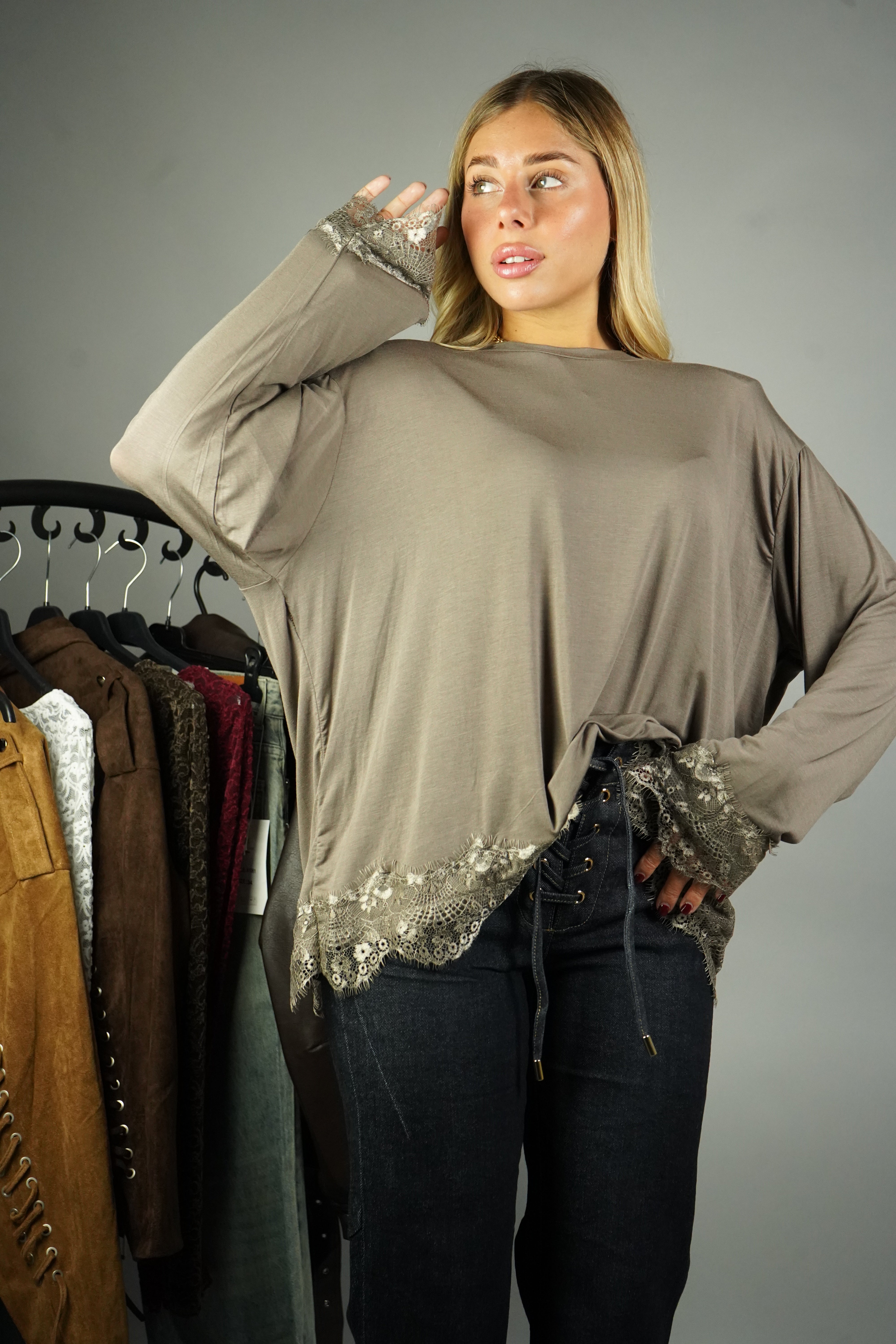 T-SHIRT PIZZO E SPALLINE FANGO