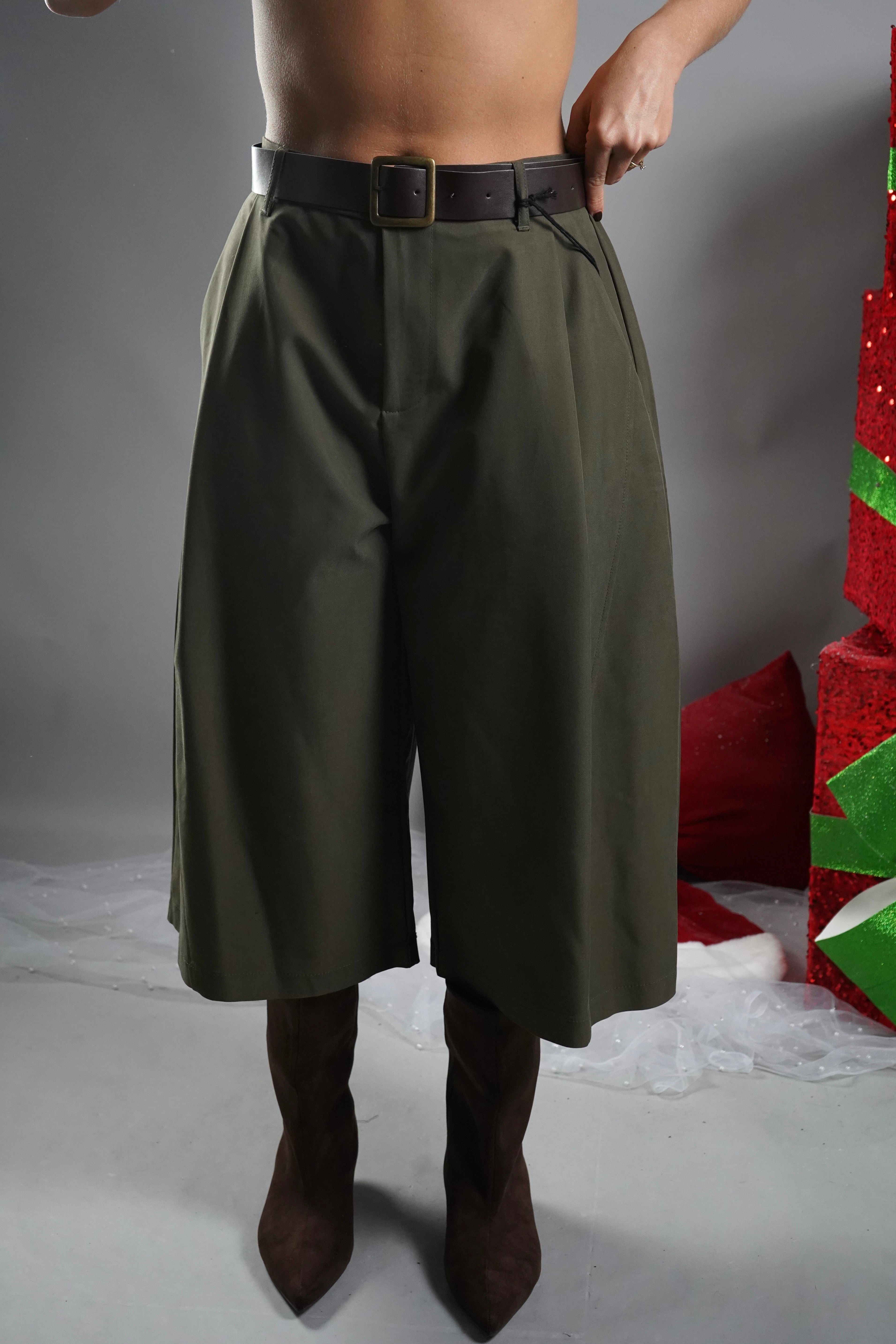 BERMUDA BAGGY CON CINTURA VERDE MILITARE