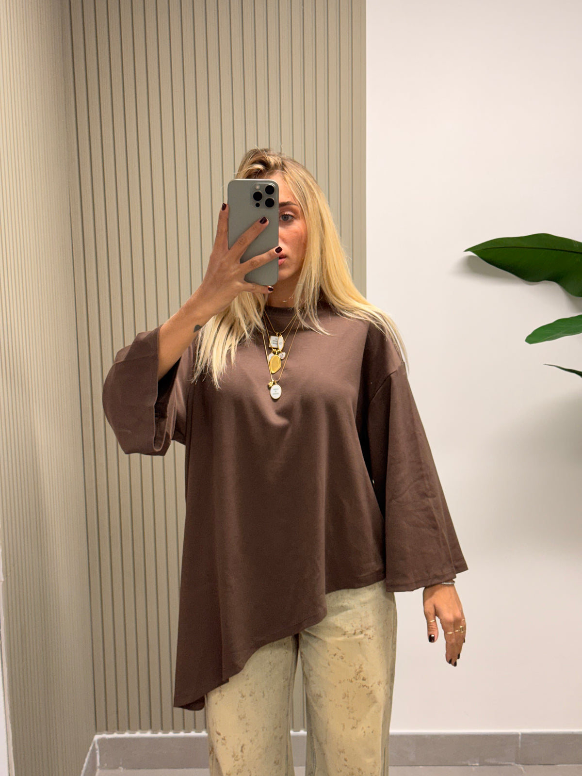T-SHIRT ASIMMETRICA MARRONE