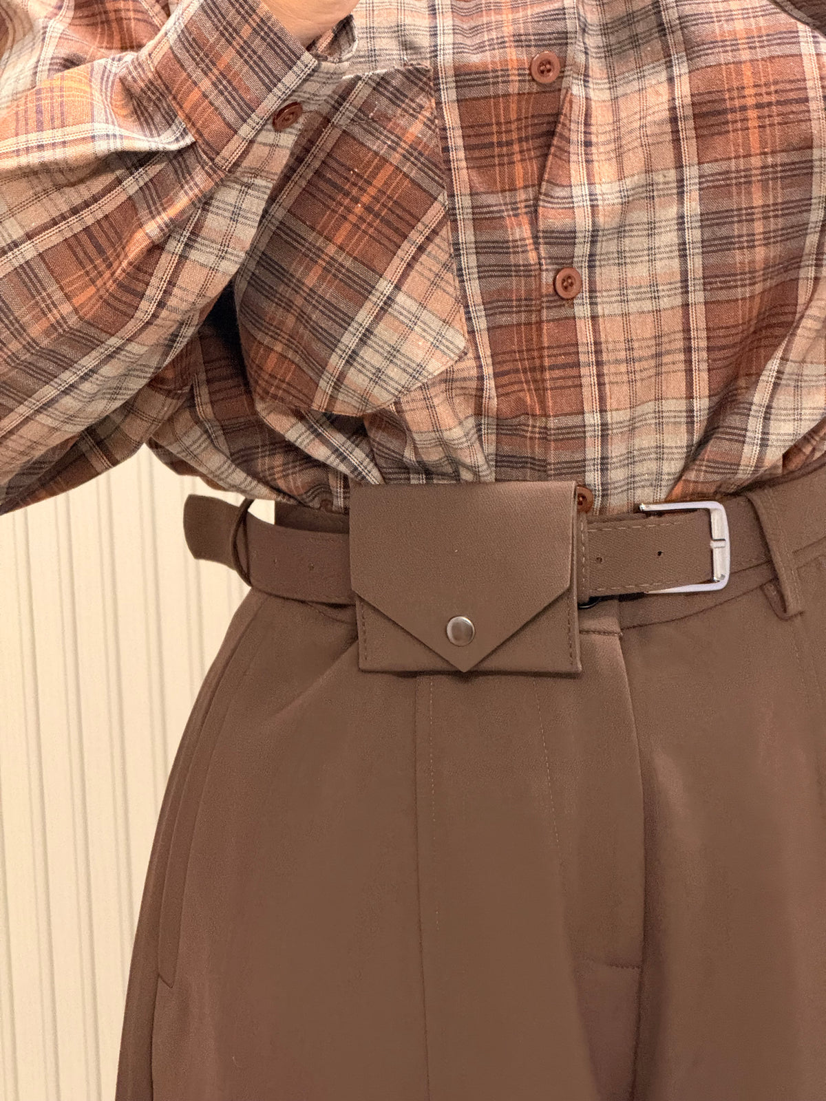 PANTALONE BARRELL CON TASCHINO MARRONE