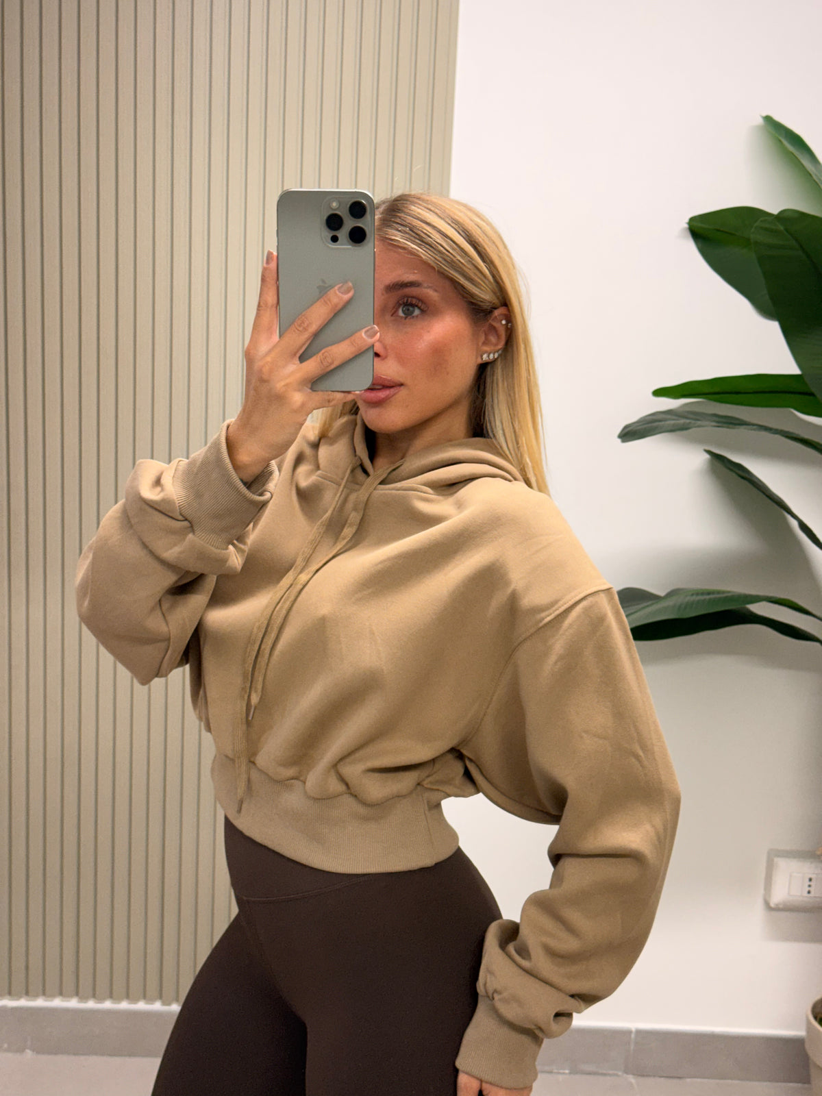 FELPA CROP CON SPALLINE CAMMELLO