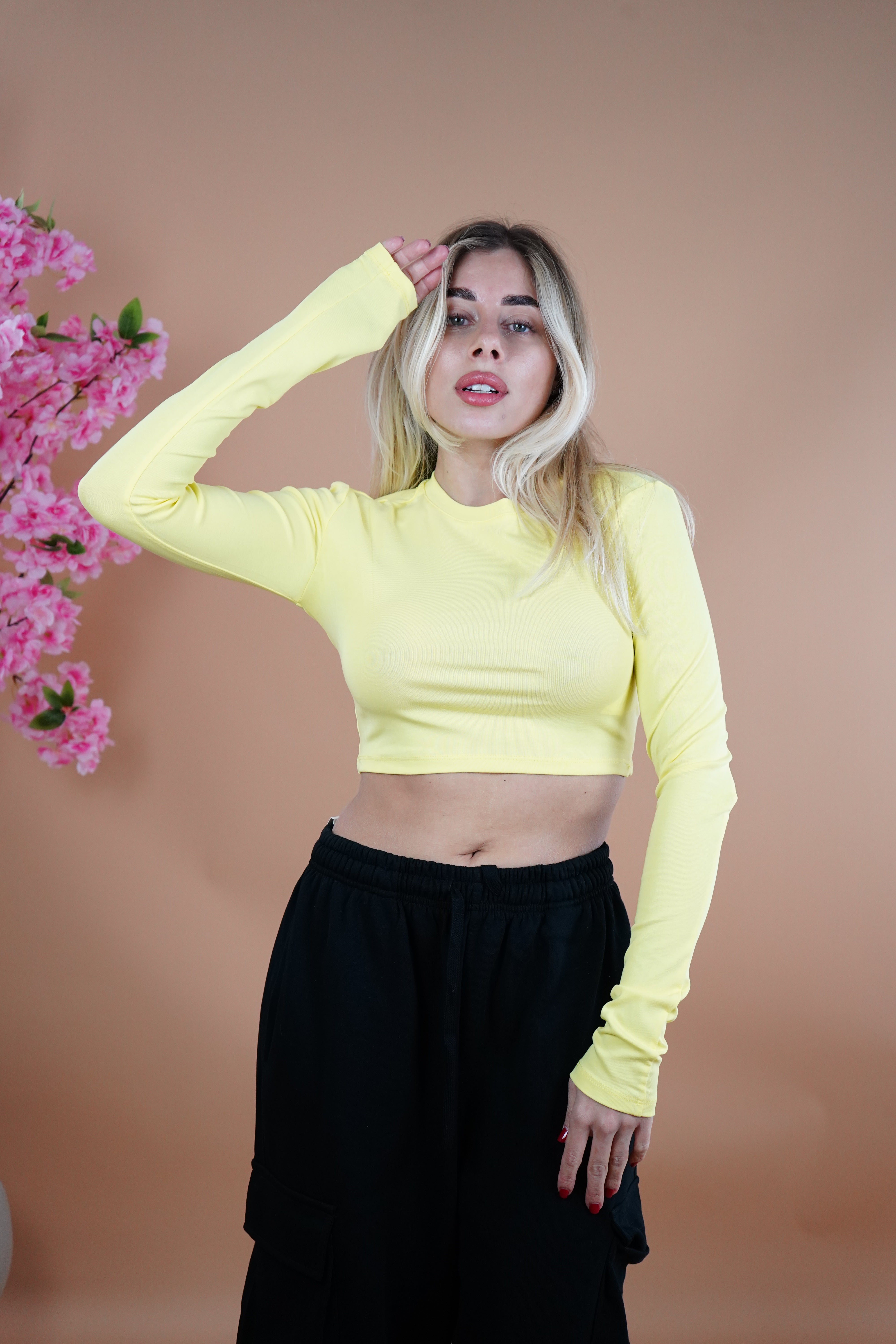 T-SHIRT CROP LUMINA GIALLA