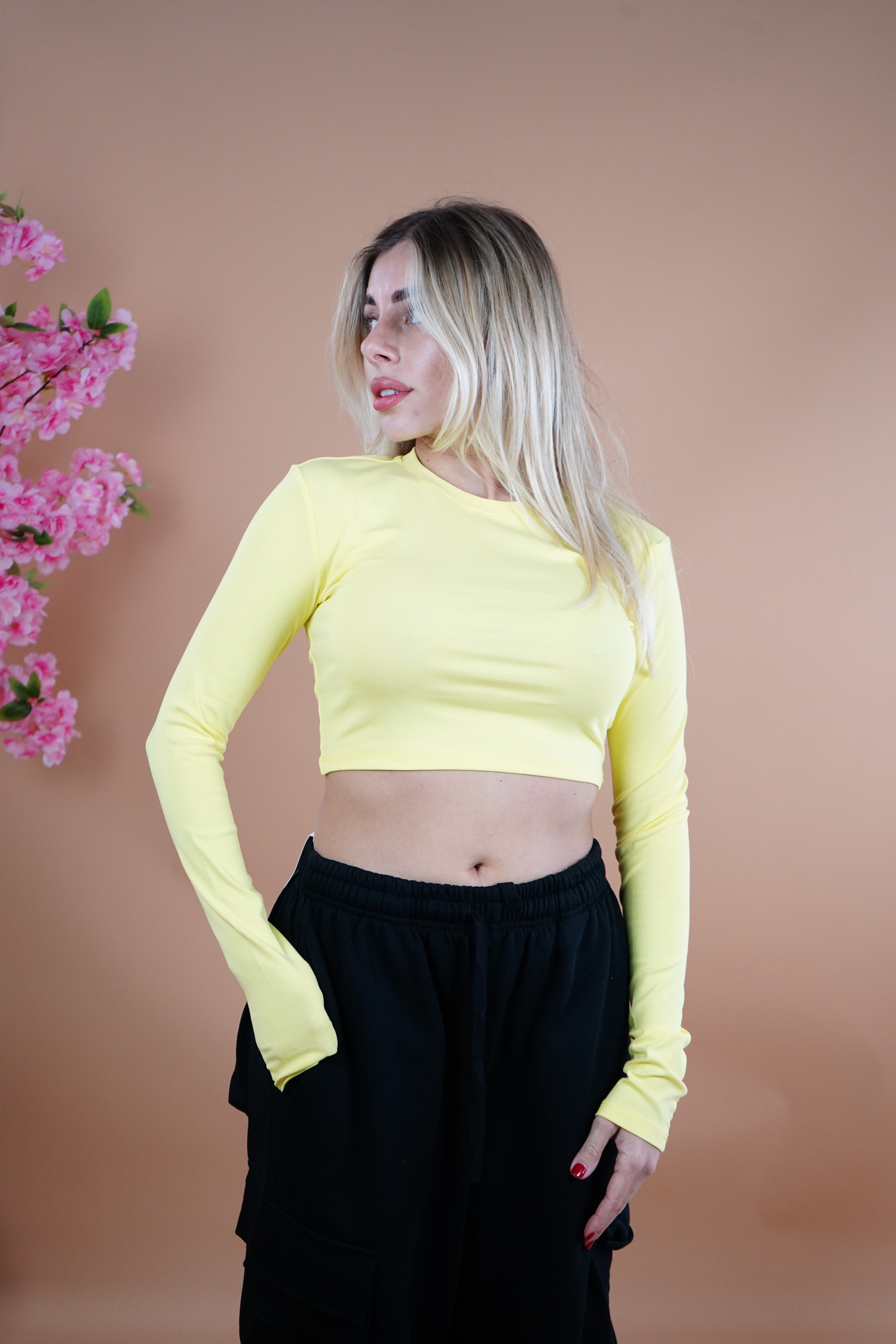 T-SHIRT CROP LUMINA GIALLA