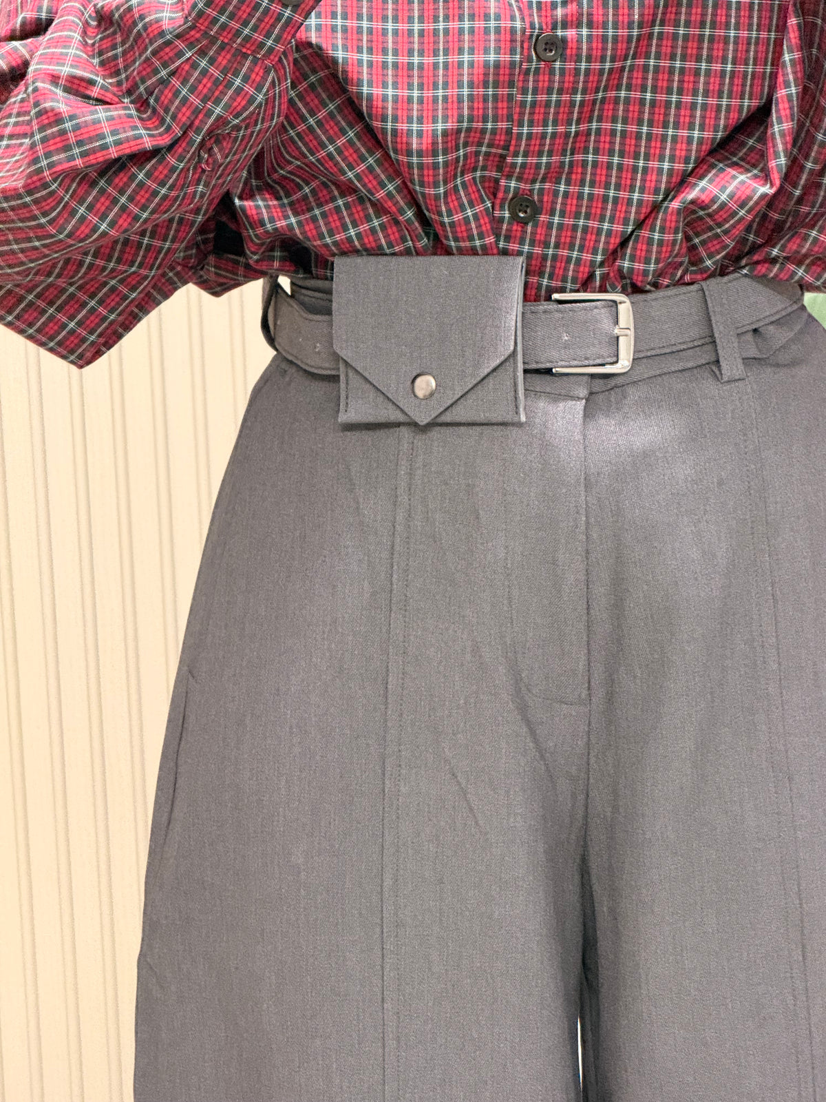 PANTALONE BARRELL CON TASCHINO GRIGIO