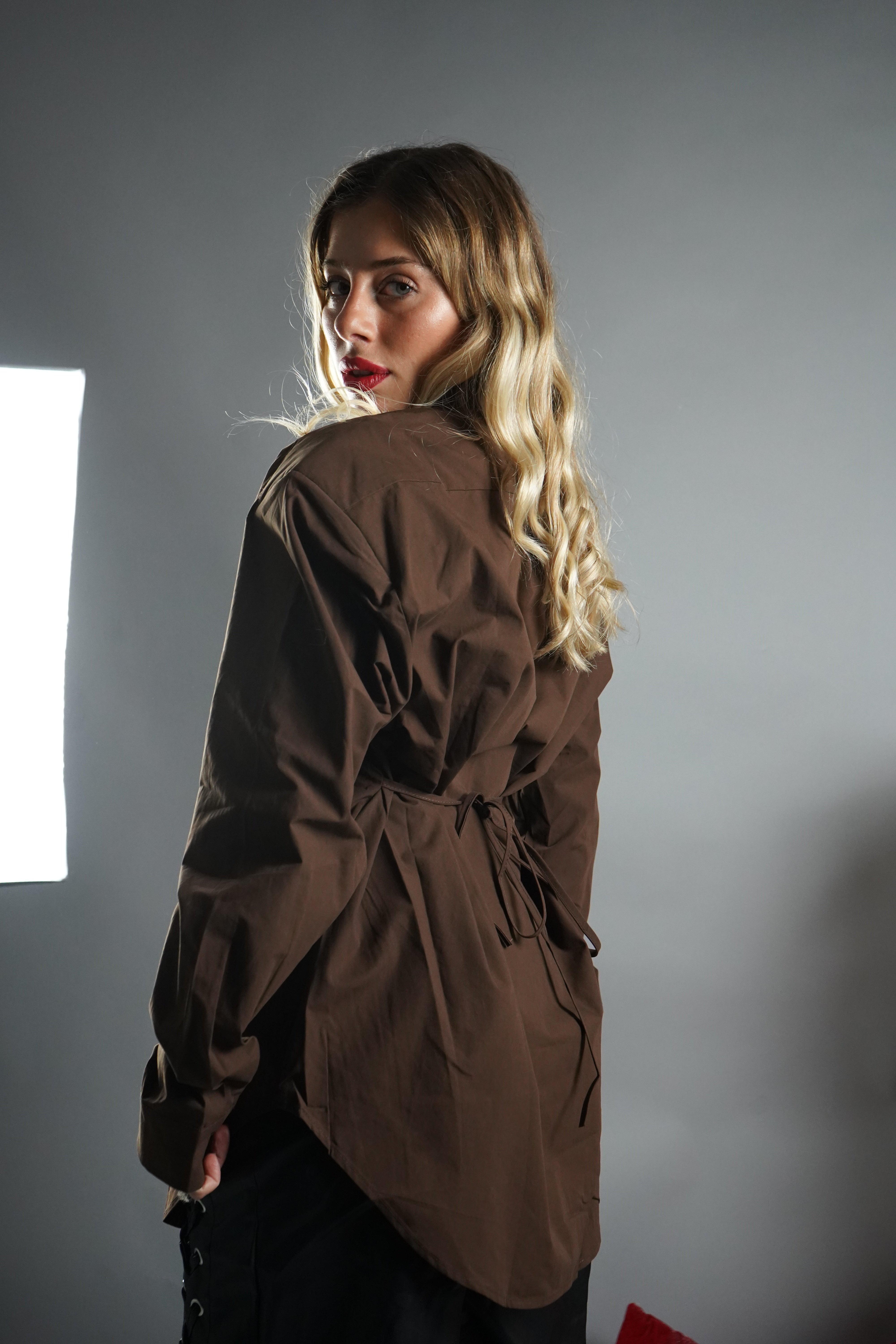 CAMICIA AVVITATA CON SPALLINE MARRONE