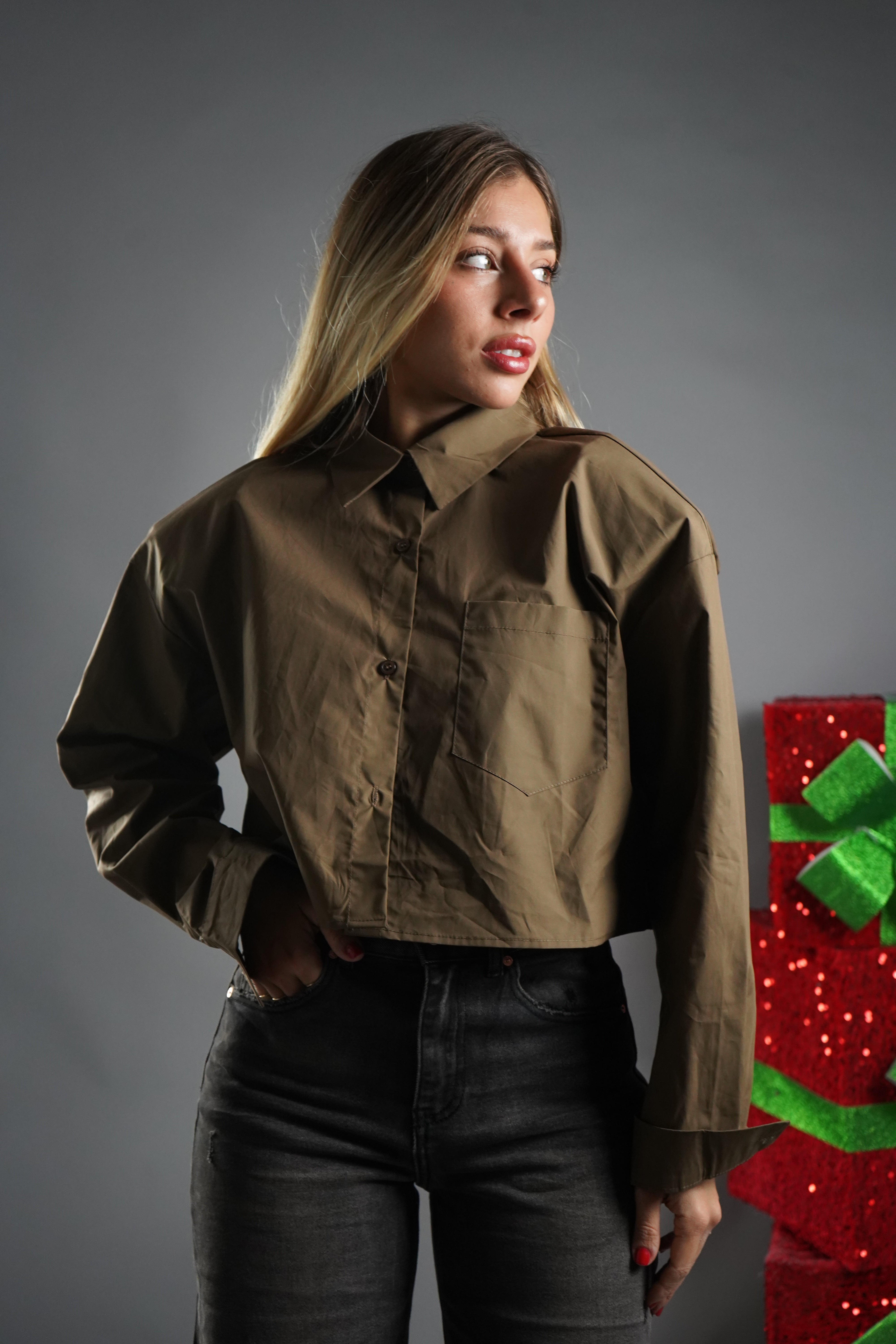 CAMICIA CROP CON SPALLINE MARRONE