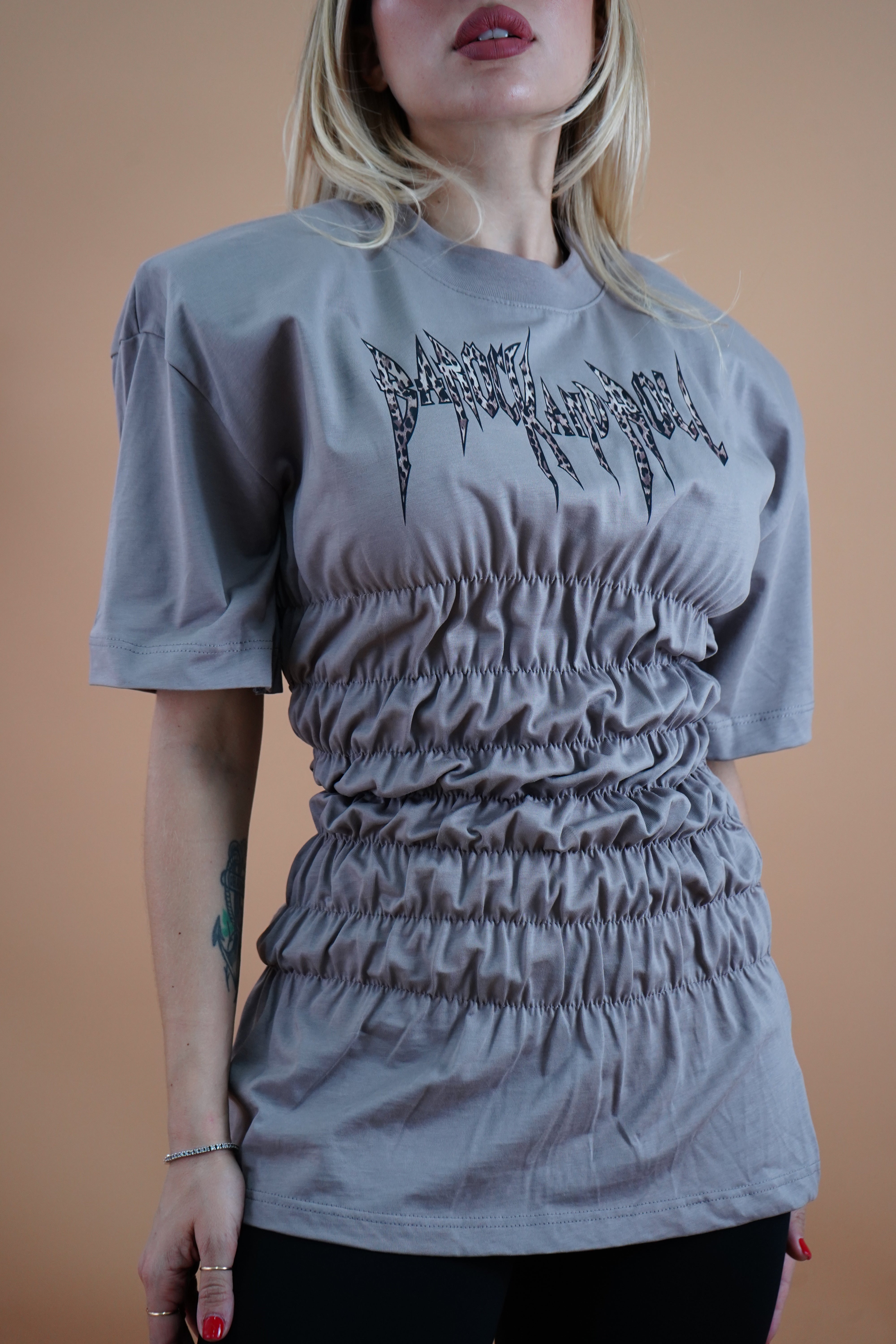 T-SHIRT ROCK ARRICCIATA FANGO E NERA